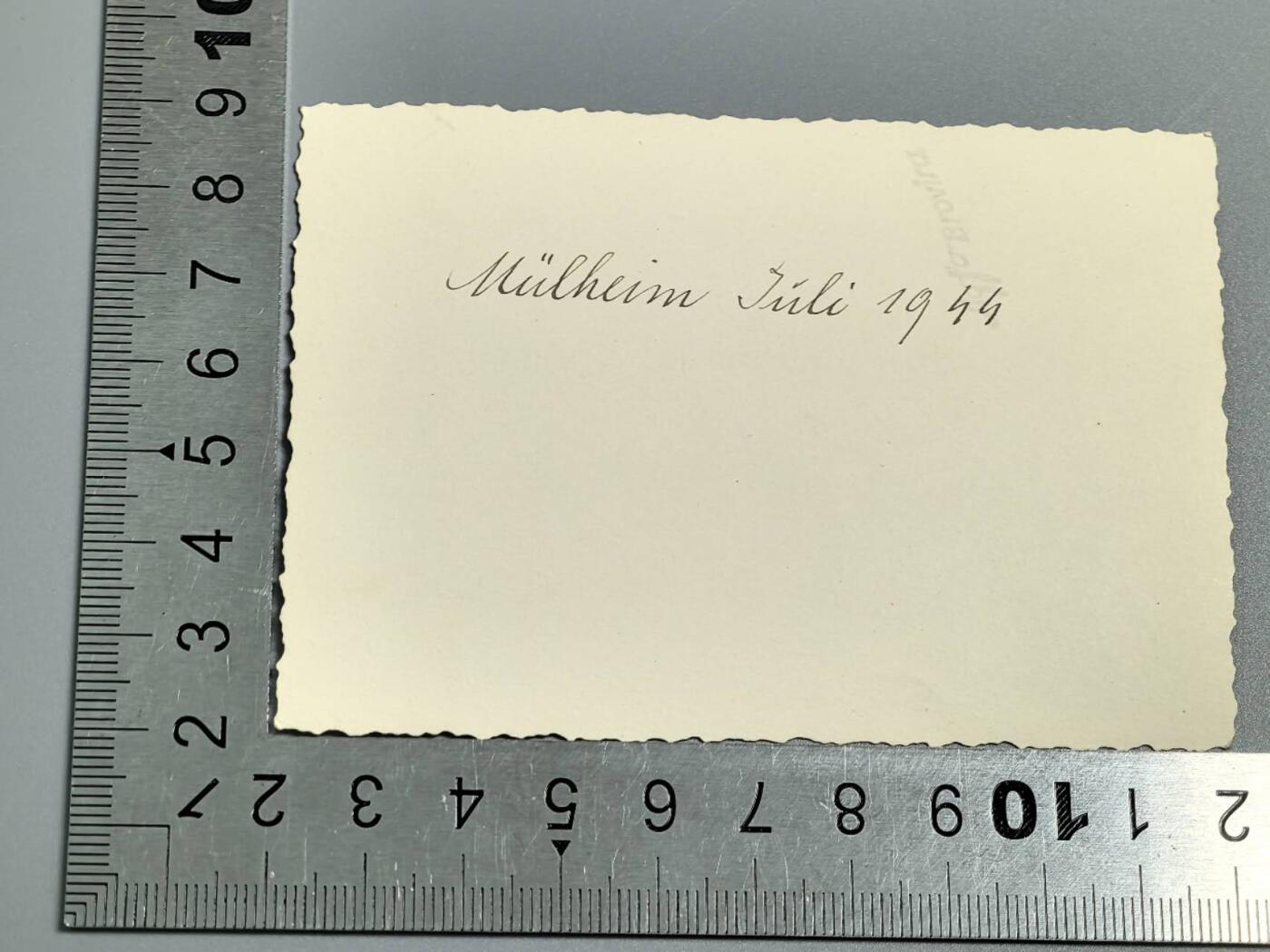 小驴勋章奖章收藏3月28日周六晚六点拍卖（珍爱和平，收藏战争，铭记历史，勿忘国耻，忠党爱国。有偿代拍，送拍规则在简介最后，参拍须阅读规则后再参拍，关系到运费包装发货时效真假辨别等关键信息，拍卖时不再发原图，看大图店主微信码在拍卖店铺介绍里） 草地休息士兵照片