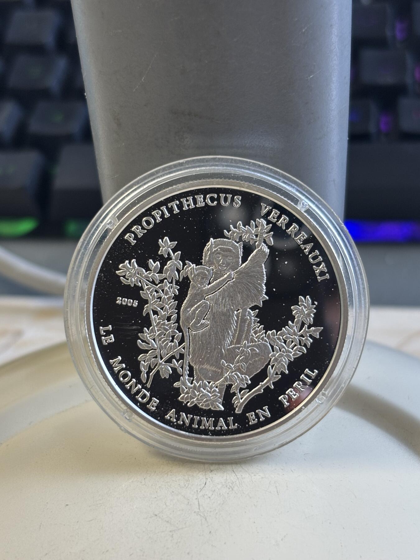 第195期拍卖 多哥2005年珍稀动物系列维氏冕狐猴精制纪念银币，999银，20克，发行1000枚，币上有手印，