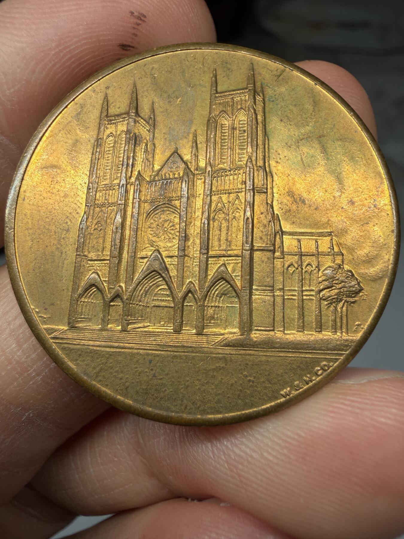 2026年集古藏今外币拍卖第三期-第9场—（总第319拍），可以寄存60天，满160元包邮。 美国纽约圣约翰神明大教堂黄铜朝圣纪念章，直径32毫米