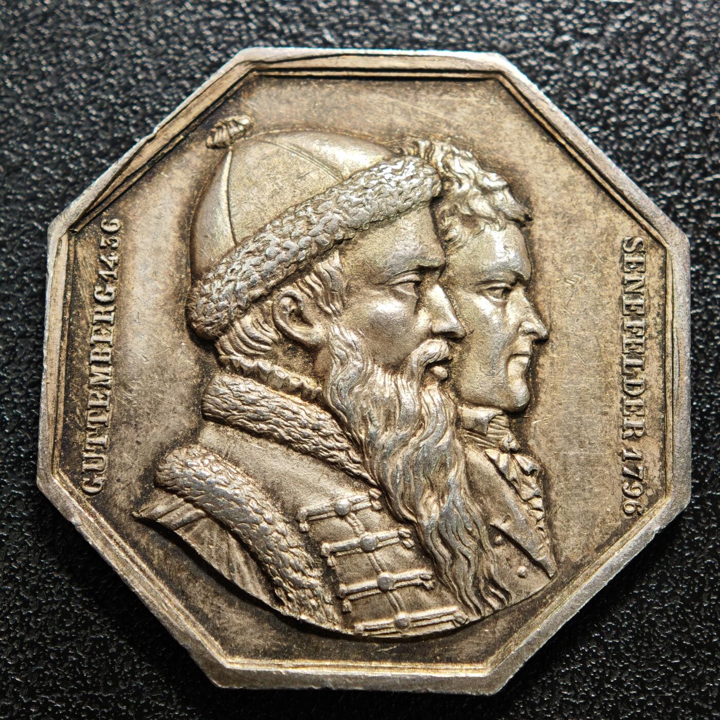 【德藏】世界币章拍卖第169期（拍品征集中~欢迎藏友联系） 18**年 法国印刷出版业八角代用币银章 高浮雕 丰饶角边铭 直径约：34.9mm；重约：19.2g 原味包浆