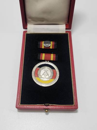 南水社第4次拍卖  - 民主德国 DDR功勋服务奖章（东德最高级别奖章）1959年6月4日设立 民主德国国家荣誉，完好章略 盒子有贴纸