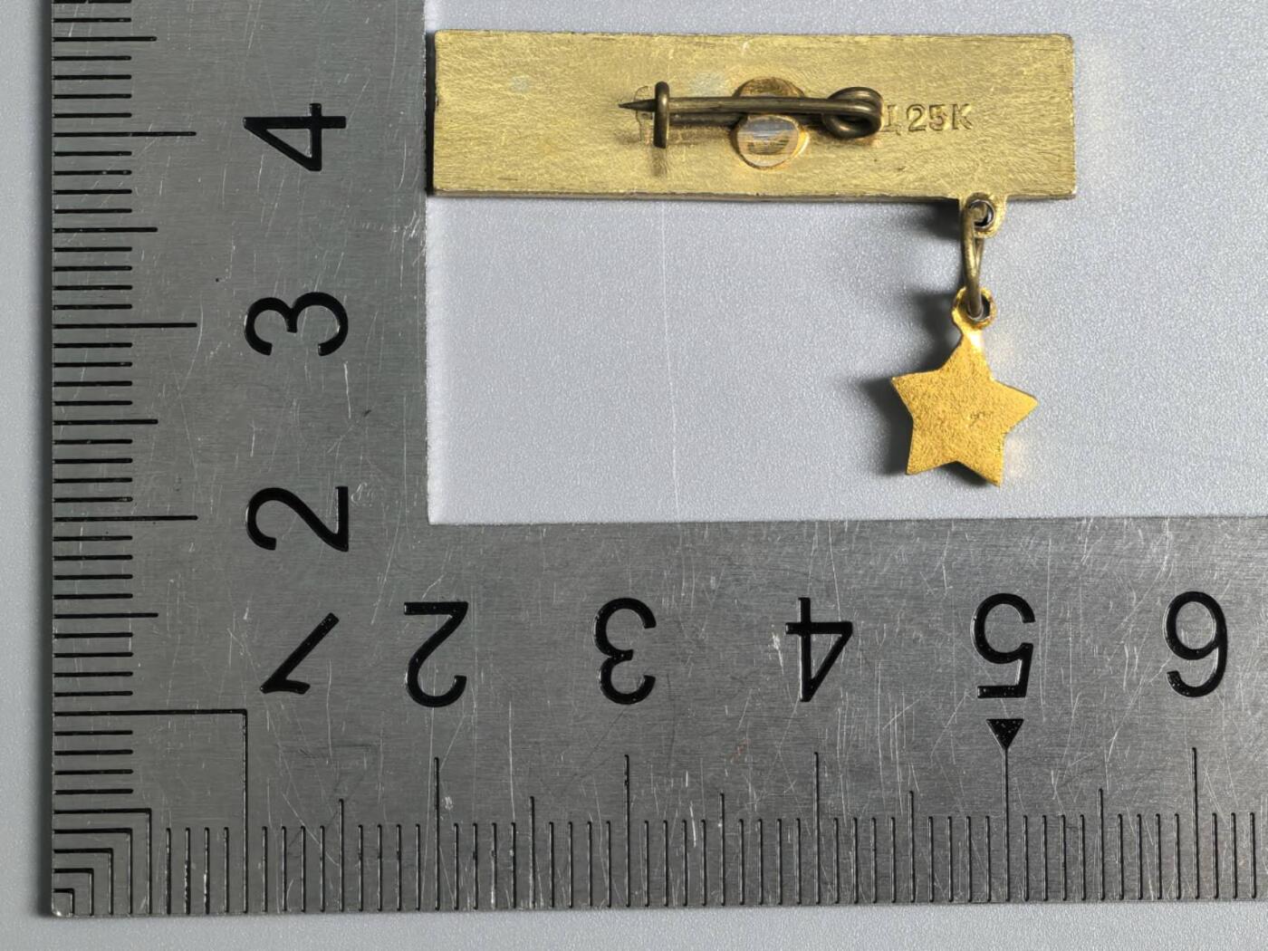 小驴勋章奖章收藏3月28日周六晚六点拍卖（珍爱和平，收藏战争，铭记历史，勿忘国耻，忠党爱国。有偿代拍，送拍规则在简介最后，参拍须阅读规则后再参拍，关系到运费包装发货时效真假辨别等关键信息，拍卖时不再发原图，看大图店主微信码在拍卖店铺介绍里）