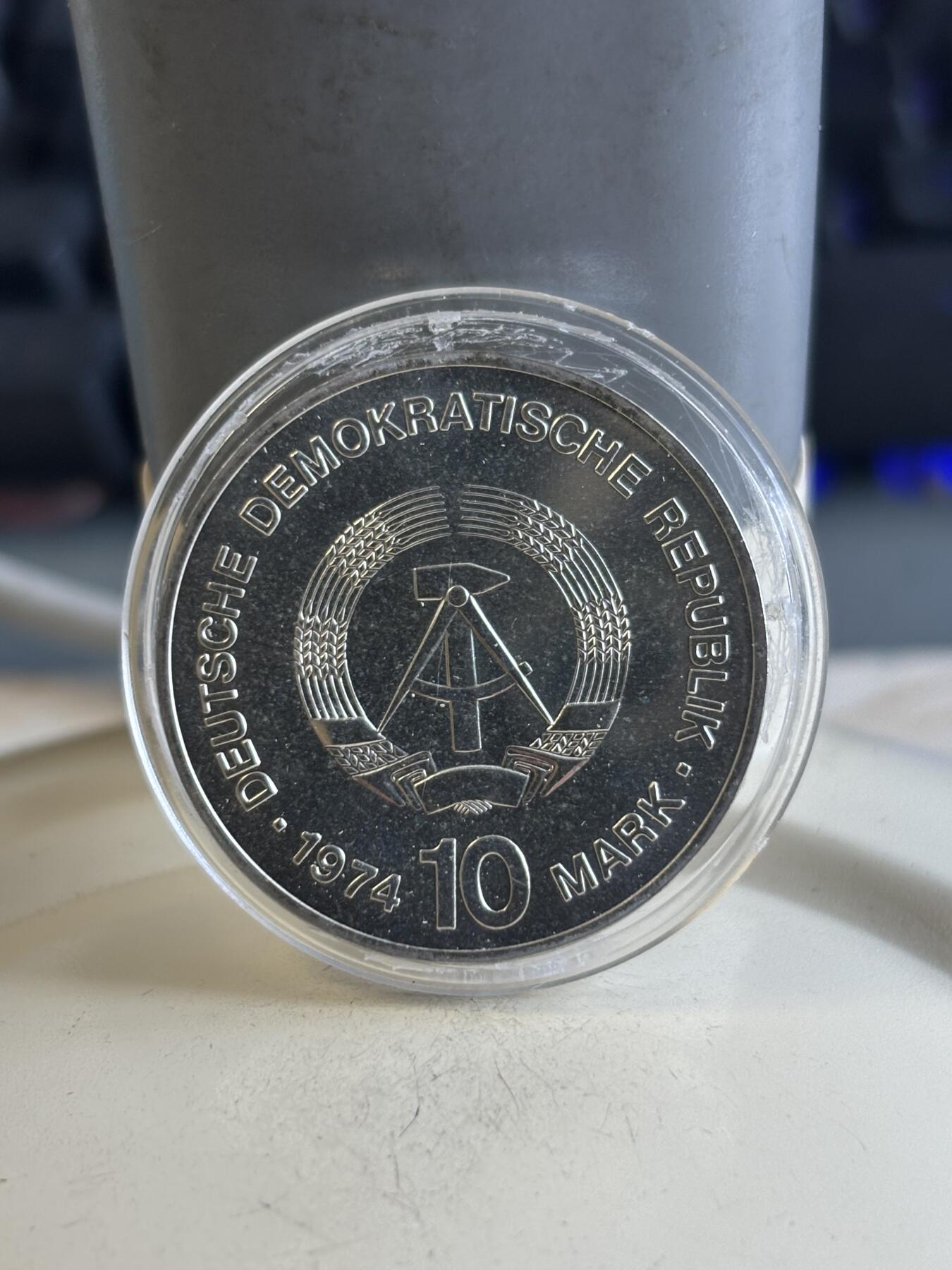 第195期拍卖 东德1974年建国25周年10马克纪念银币，17克，塑料盒有破
