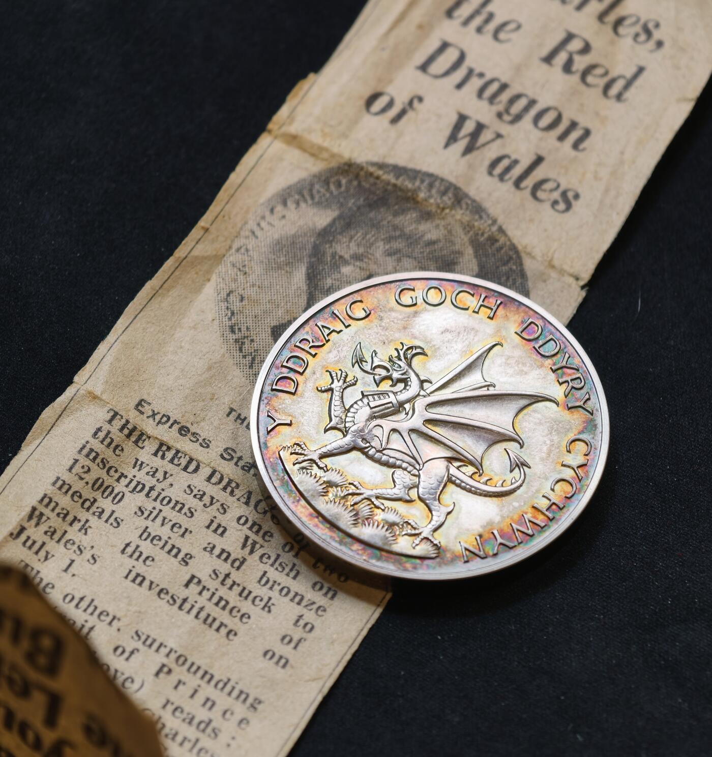 “方寸甄品”甄品场，甄臻铺-世界币章拍卖（第57期，直播拍卖），送拍享返佣金等优惠多多 英国威尔士亲王查尔斯加冕银质纪念章，1969年，带原盒和证书，重69.927克，直径44.8毫米，银质，正面是查尔斯亲王头像，背面威尔士红龙图案