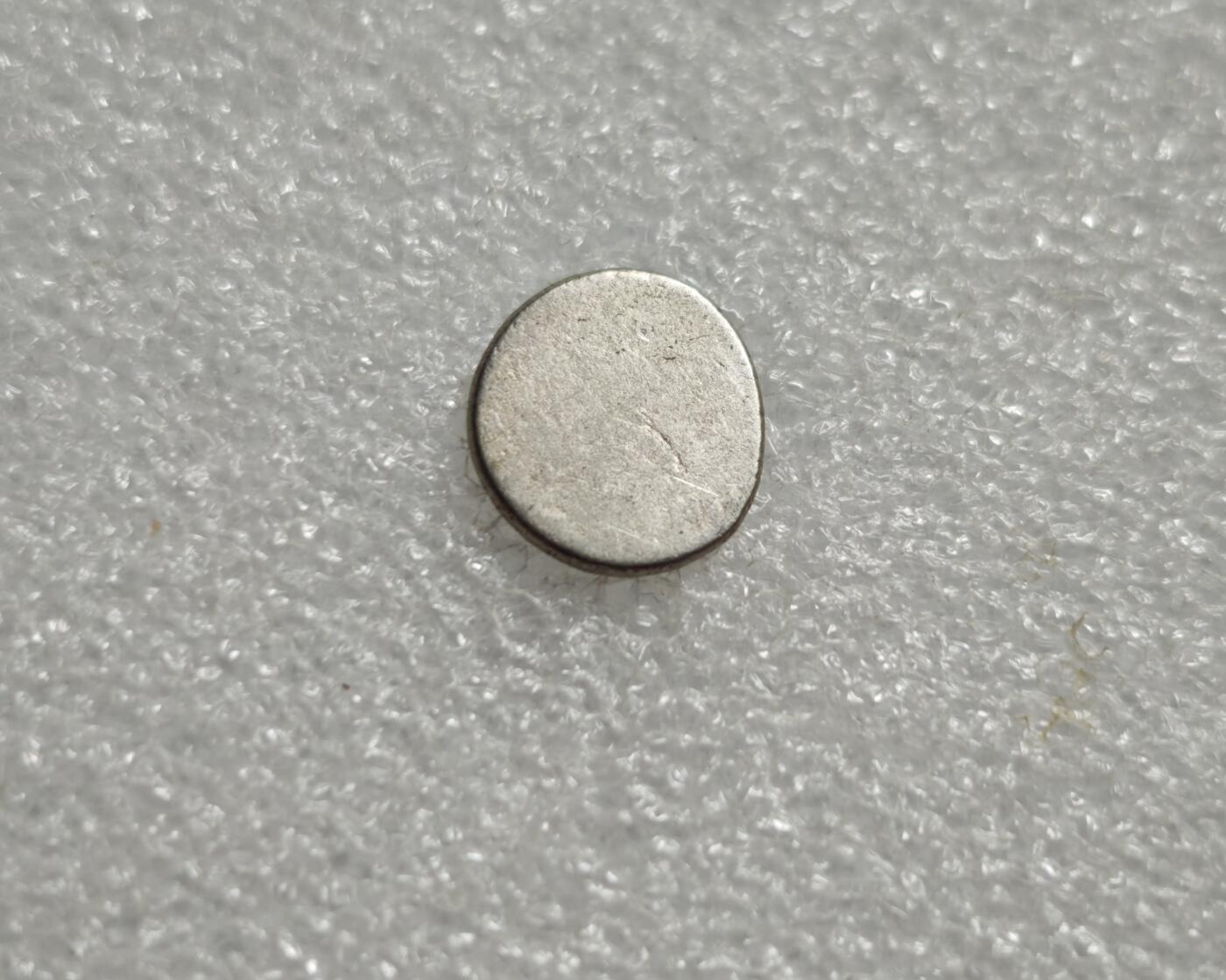 瓶子🏺第234期拍卖会  19世纪中叶柬埔寨诺罗敦一世时期的手工打制银币，俗称“红鸟币”或“鸡仔钱”，是海上丝绸之路中柬贸易的重要实物见证 一只跨步小鸟（神鸟/红鸟），嘴部叼啄藤蔓或小虫，姿态拙朴生动，是高棉民族图腾“恩杜”的象征，也源自印度神话中的哈姆萨神鸟（Hamsa）