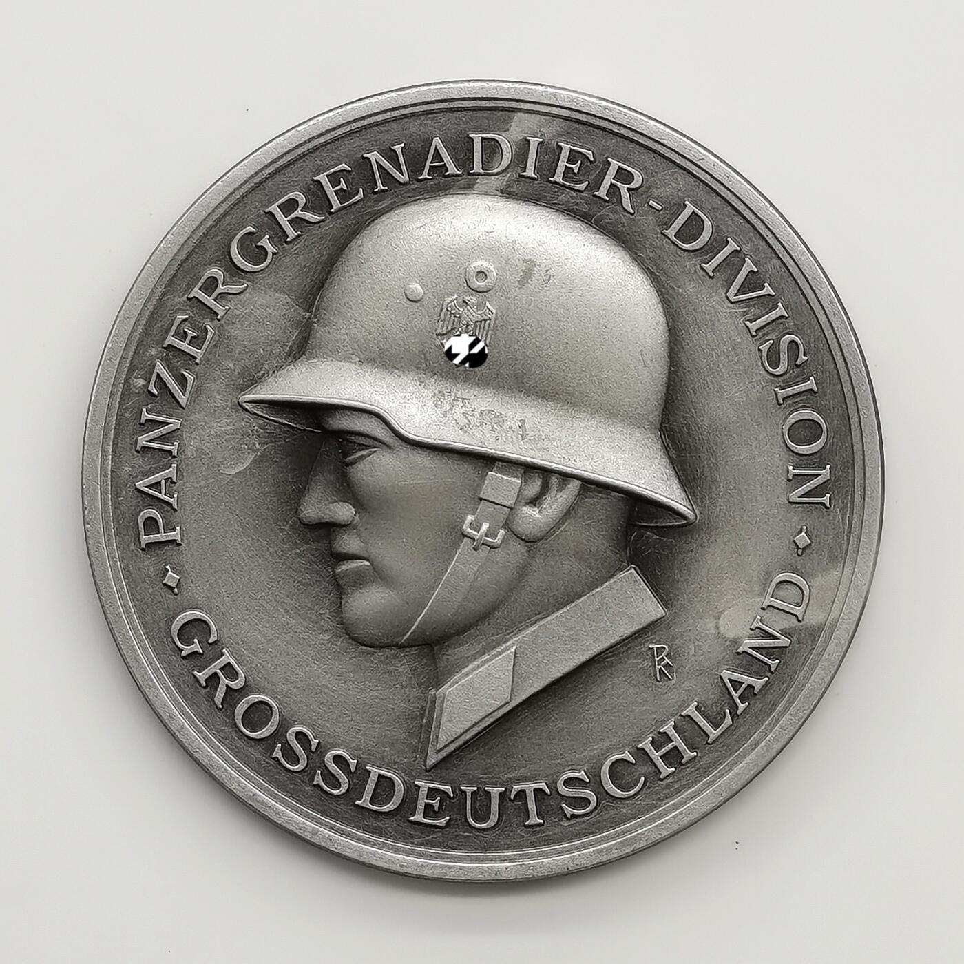 博洋堂“芳菲春韵”3月精品大拍专场暨第166期（全场包邮） 1939年德国装甲掷弹兵师荣誉镀银大铜章，直径65mm大尺寸，重102g，正面为德军肖像，背面为铁十字勋章，铭文“祖国感谢勇敢的士兵”，哑光品相一流，品种罕见