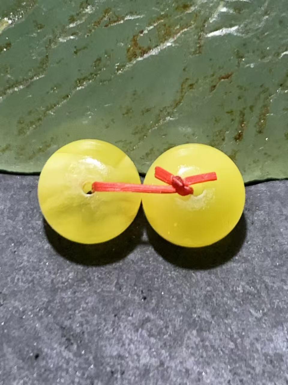 天然乌克兰原矿蜜蜡老形桶珠腰珠两颗，