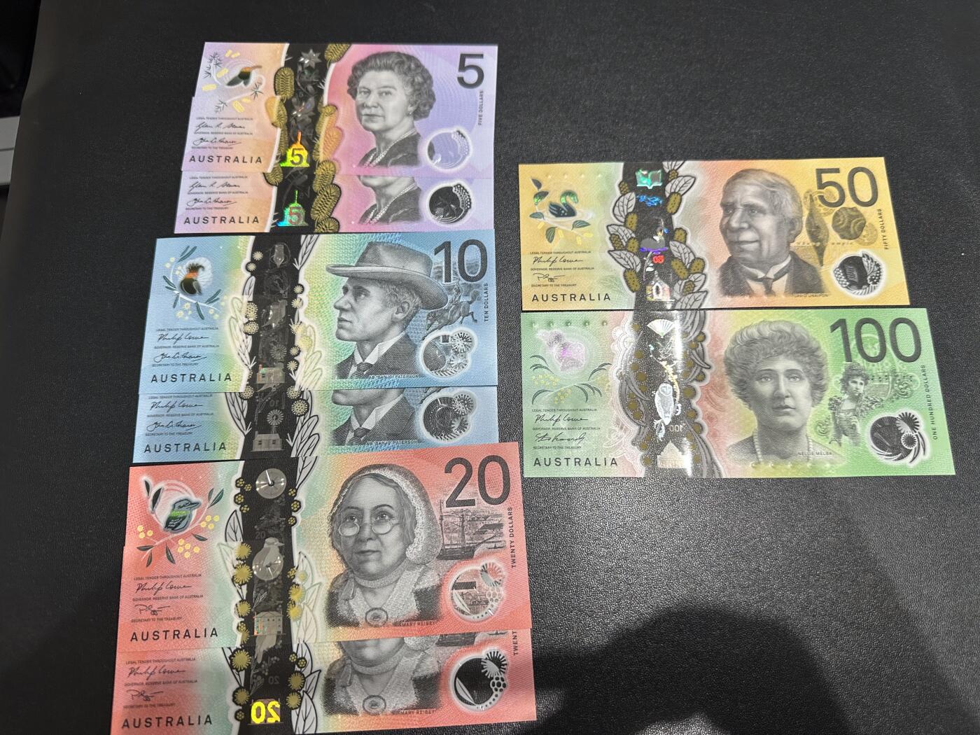 《外钞收藏家》第六百二十一期（精选场）（长期征集拍品、欢迎藏友们联系合作） 澳大利亚最新版5-100澳元（5、10、20分别有两张）8张一起 全新全新UNC