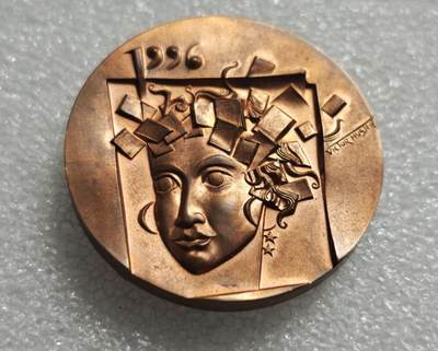 瓶子🏺第234期拍卖会 -  德国辛德尔芬根国际邮政历史日纪念铜章（帝国建立125周年）   这是一枚由德国著名雕塑家 Victor Huster（维克多·胡斯特，1955–） 设计的铜质纪念章，为纪念德意志帝国建立125周年与辛德尔芬根国际邮政历史日（INT POSTGESCHICHTLICHE TAGE SINDELFINGEN）而发行