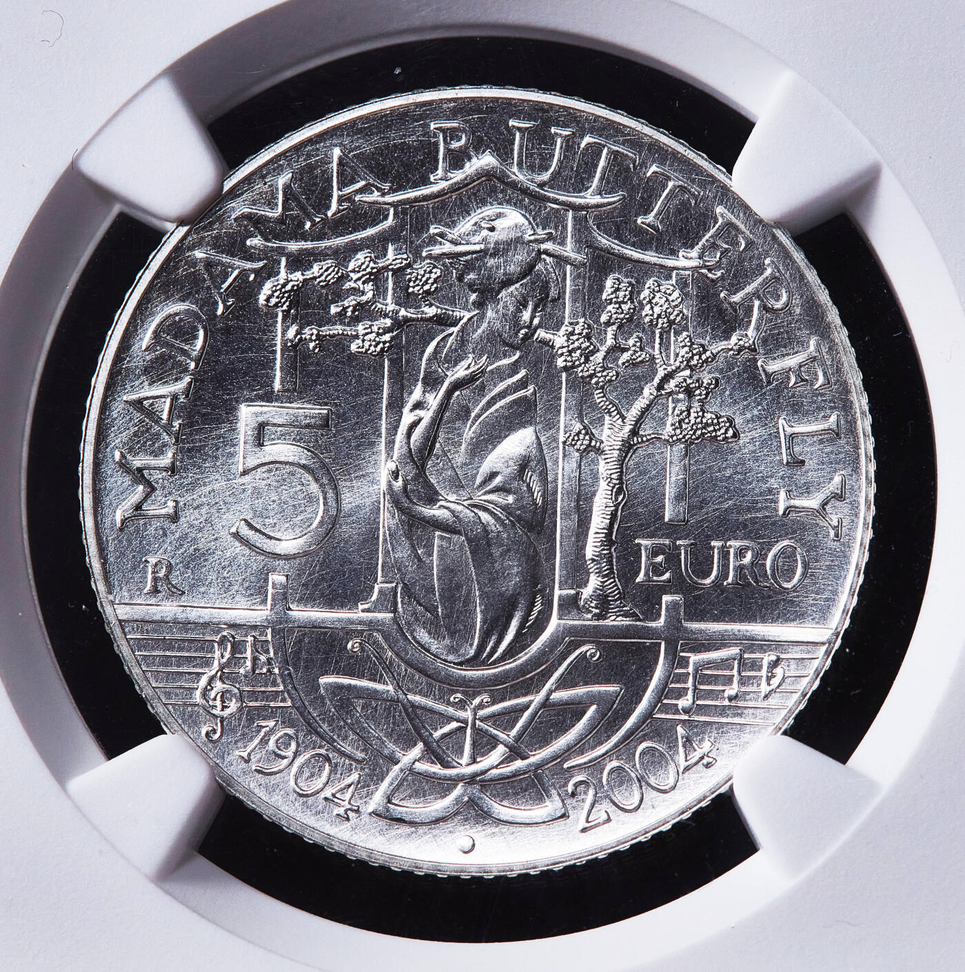 【俄甄集藏】2026年(050)04-01星期三 晚 19:30 全场包邮 意大利2004年R版纪念普契尼歌剧名作《蝴蝶夫人》米兰首演百年5欧元银币，NGC MS68，重18克，925银，发行量13500枚，背图为米兰市中心的斯卡拉大剧院