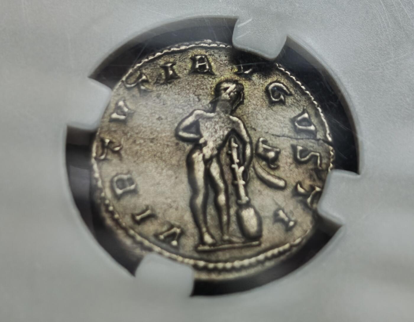 瓶子🏺第234期拍卖会  古罗马戈尔狄安三世安东尼安银币（公元238–244年）   这是一枚古罗马帝国戈尔狄安三世时期发行的安东尼安银币（Antoninianus），铸造于公元238–244年，由众诚详评（ZDGS）评级为Ch VF（极美品），重3.45克