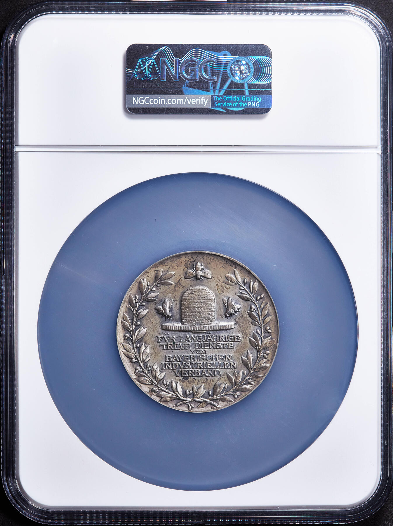 【俄甄集藏】2026年(050)04-01星期三 晚 19:30 全场包邮 德国巴伐利亚19世纪工业女神与蜂房造像工业家协会忠诚服务大银章，NGC MS63，雕刻家海因里希·瓦德雷作品，设计精美，原味老包浆，直径：50mm，少见品种
