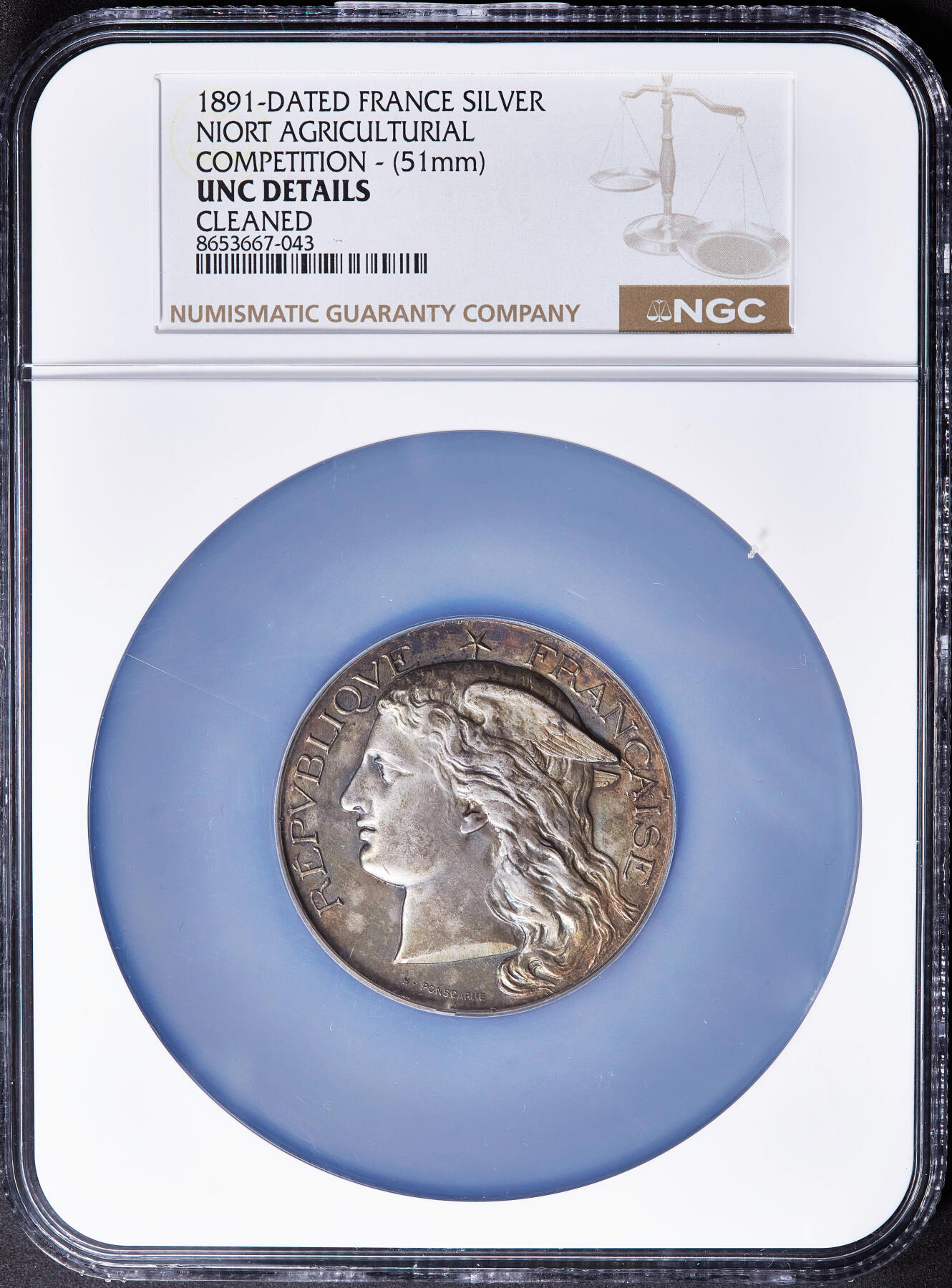 【俄甄集藏】2026年(050)04-01星期三 晚 19:30 全场包邮 法国1891年天使双翼弗吉尼亚帽玛丽安娜头像纪念尼奥尔地区农业竞赛大银章，NGC UNCD，直径：51mm，高浮雕，设计精美，五彩包浆，雕刻家亨利-奥古斯特·蓬斯卡姆作品，重65克