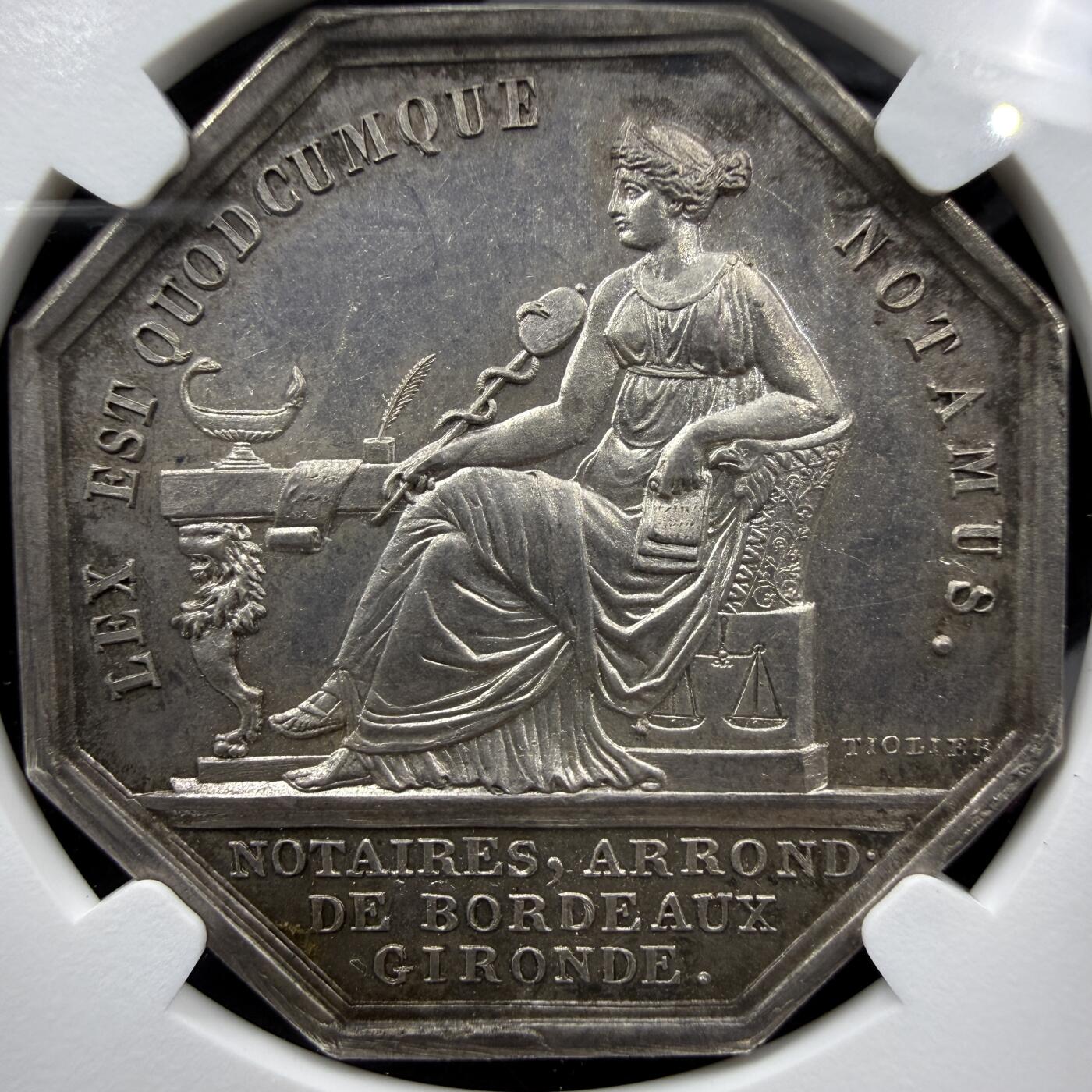 「木头集藏」“春启藏心”——章牌精品专场 法国波尔多公证人工会八角银章，MS 63，直径：34 mm，正面拉丁语：LEX EST QUODCUMQUE NOTAMUS，译为“我们所记录的，即是法律”，背面：吉伦特省波尔多区公证人协会，品相不错。