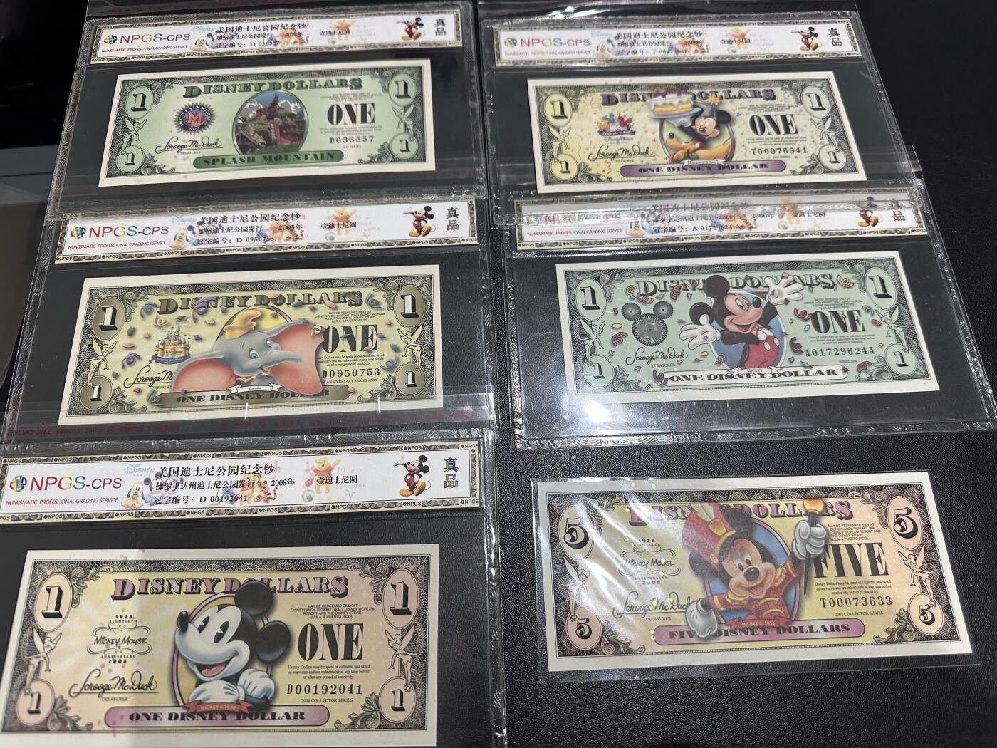 《外钞收藏家》第六百二十一期（精选场）（长期征集拍品、欢迎藏友们联系合作） 美国迪斯尼公园纪念钞 1元5张评级+5元1张全新裸币一起 