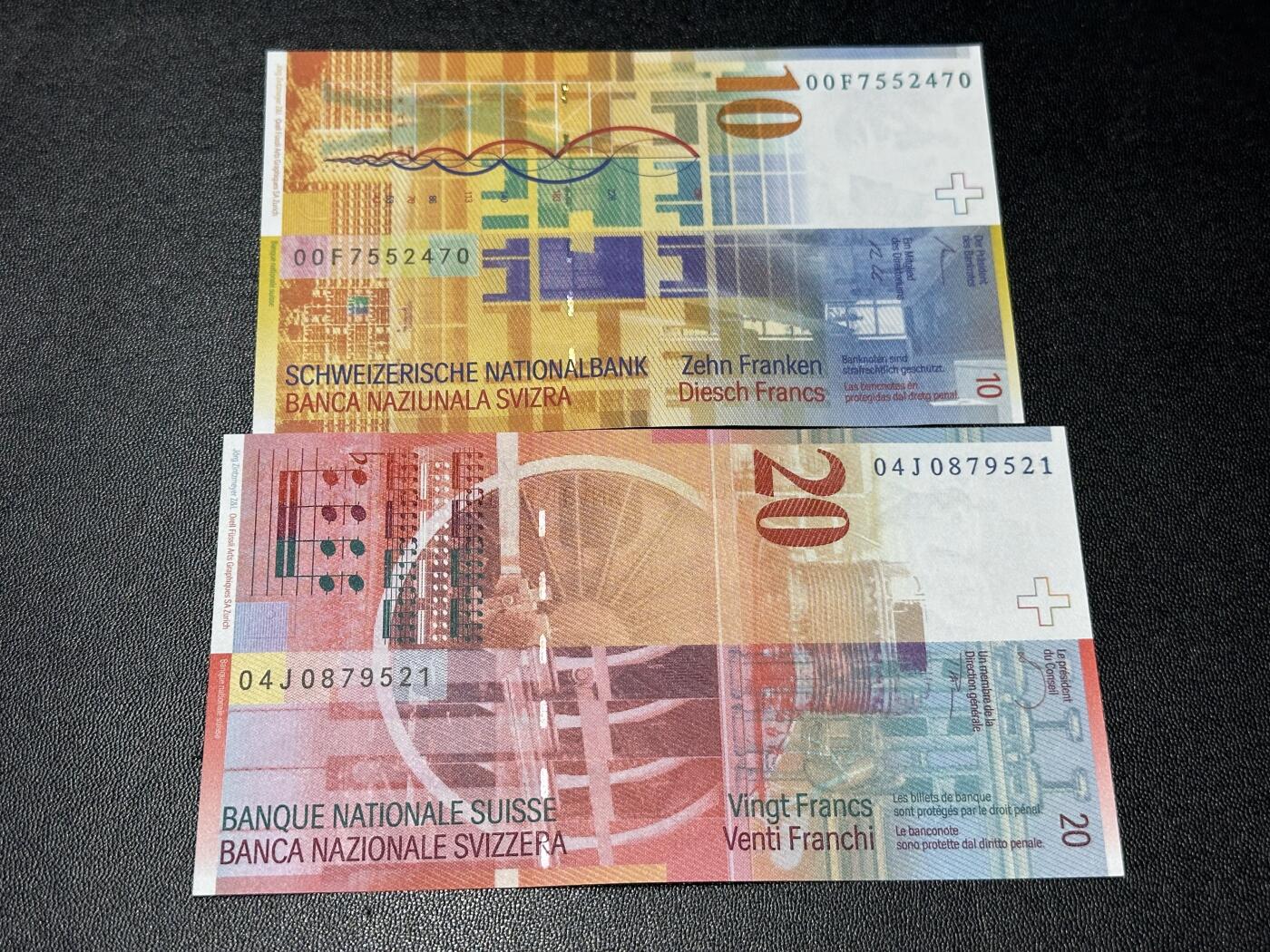 《外钞收藏家》第六百二十一期（精选场）（长期征集拍品、欢迎藏友们联系合作） 瑞士人像竖版10和20法郎 2张一起 全新UNC