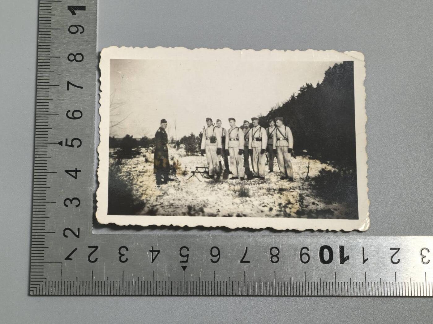 小驴勋章奖章收藏3月28日周六晚六点拍卖（珍爱和平，收藏战争，铭记历史，勿忘国耻，忠党爱国。有偿代拍，送拍规则在简介最后，参拍须阅读规则后再参拍，关系到运费包装发货时效真假辨别等关键信息，拍卖时不再发原图，看大图店主微信码在拍卖店铺介绍里） 得三士兵雪地照片，地上有两挺机枪（MG34?)