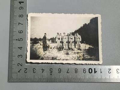 小驴勋章奖章收藏3月28日周六晚六点拍卖（珍爱和平，收藏战争，铭记历史，勿忘国耻，忠党爱国。有偿代拍，送拍规则在简介最后，参拍须阅读规则后再参拍，关系到运费包装发货时效真假辨别等关键信息，拍卖时不再发原图，看大图店主微信码在拍卖店铺介绍里） - 得三士兵雪地照片，地上有两挺机枪（MG34?)