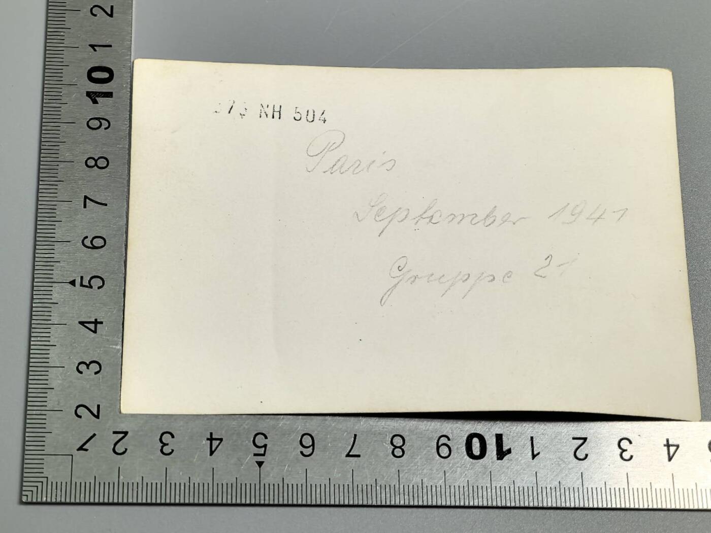 小驴勋章奖章收藏3月28日周六晚六点拍卖（珍爱和平，收藏战争，铭记历史，勿忘国耻，忠党爱国。有偿代拍，送拍规则在简介最后，参拍须阅读规则后再参拍，关系到运费包装发货时效真假辨别等关键信息，拍卖时不再发原图，看大图店主微信码在拍卖店铺介绍里） 树林前士兵合影