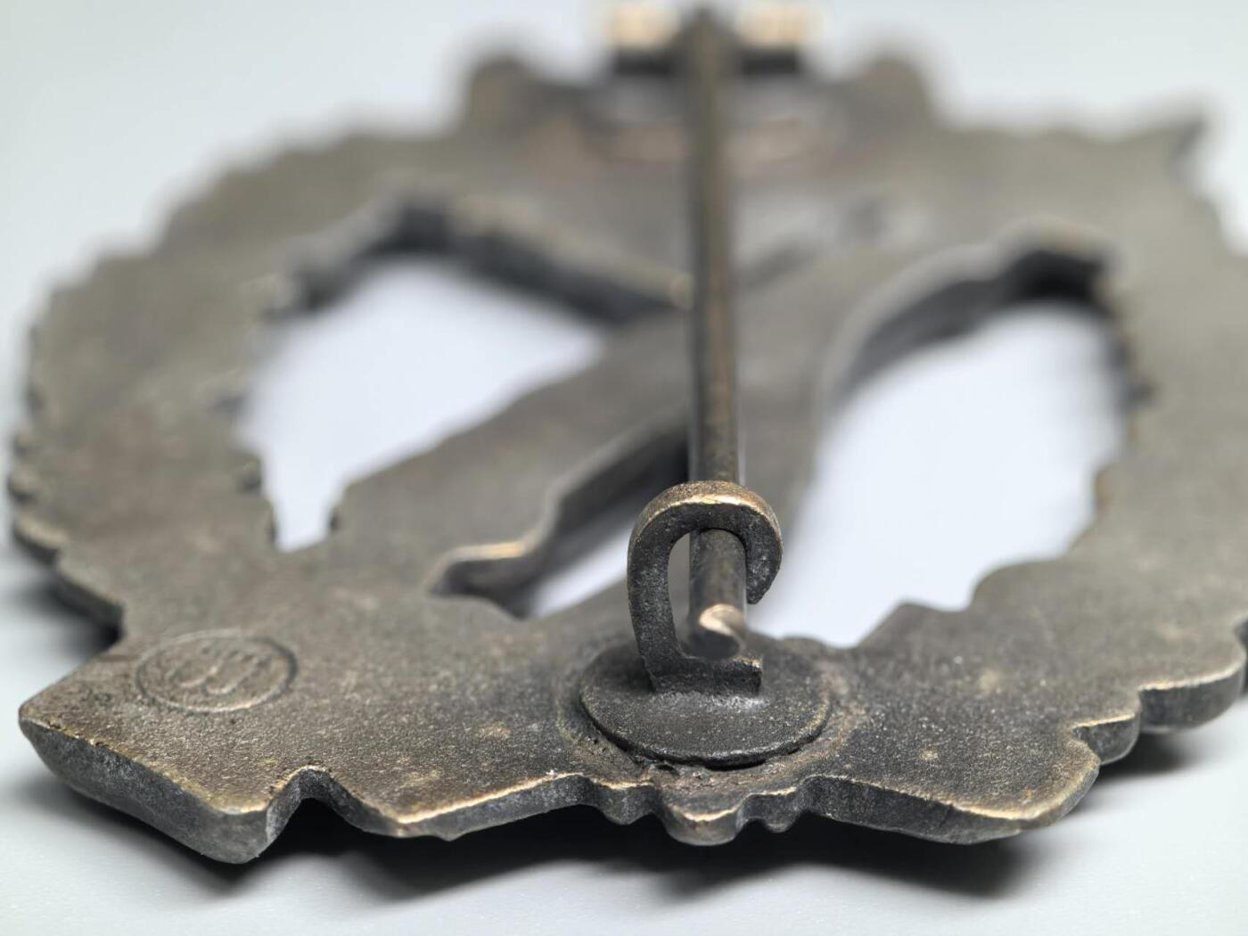 小驴勋章奖章收藏3月28日周六晚六点拍卖（珍爱和平，收藏战争，铭记历史，勿忘国耻，忠党爱国。有偿代拍，送拍规则在简介最后，参拍须阅读规则后再参拍，关系到运费包装发货时效真假辨别等关键信息，拍卖时不再发原图，看大图店主微信码在拍卖店铺介绍里） 得WWII铜级步兵突击奖章，背打ÜÜ厂标（ E. Ferdinand Wiedmann, Frankfurt厂第1.09.2版），锌质铸造，残存一些镀层