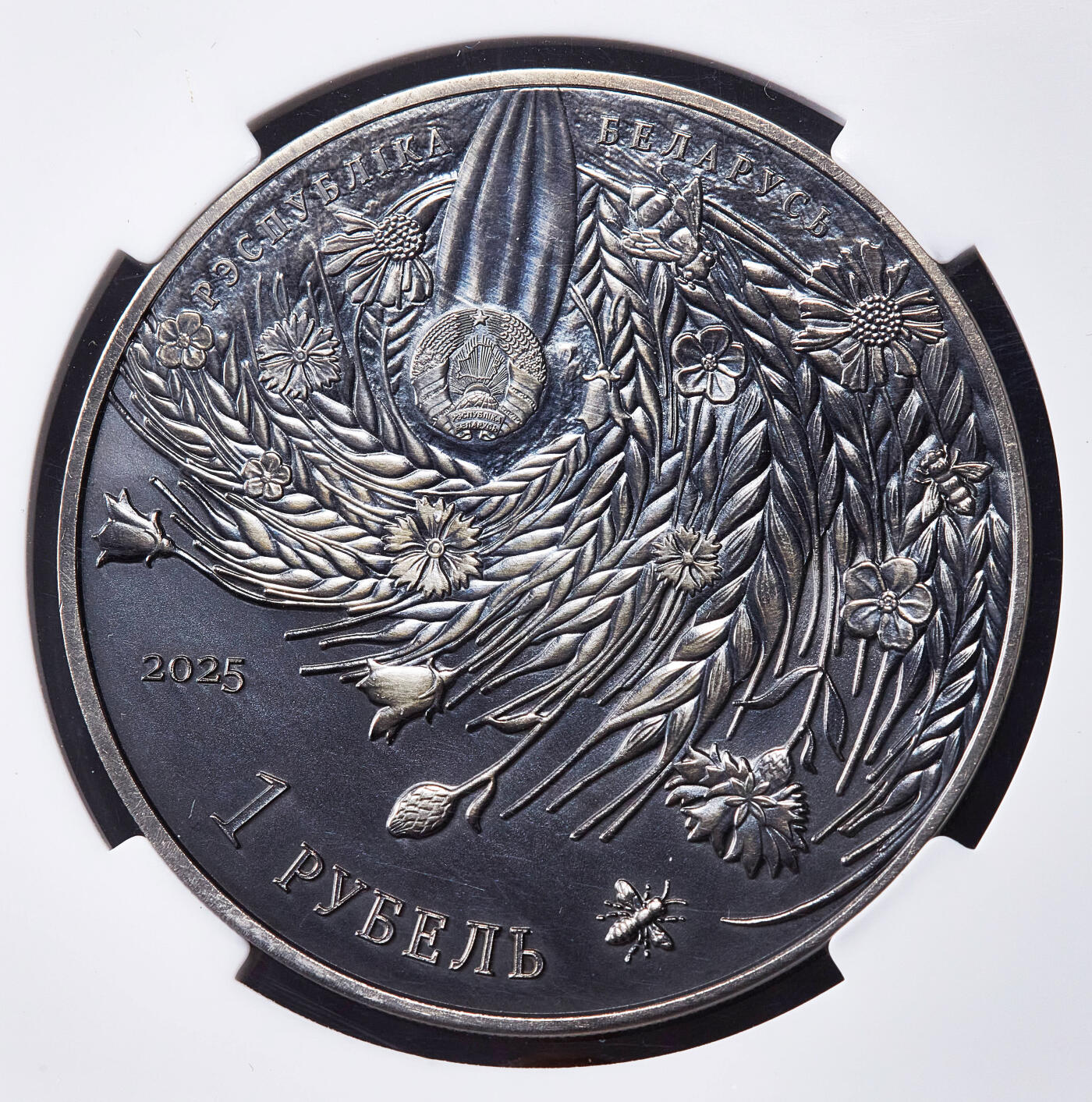 【俄甄集藏】2026年(050)04-01星期三 晚 19:30 全场包邮 白俄罗斯2025年纪念世界反法西斯胜利80周年1卢布仿古纪念币，信泰 MS69，热门品种，康乃馨的红色点睛之笔，直径50mm，重57克，发行量5000枚