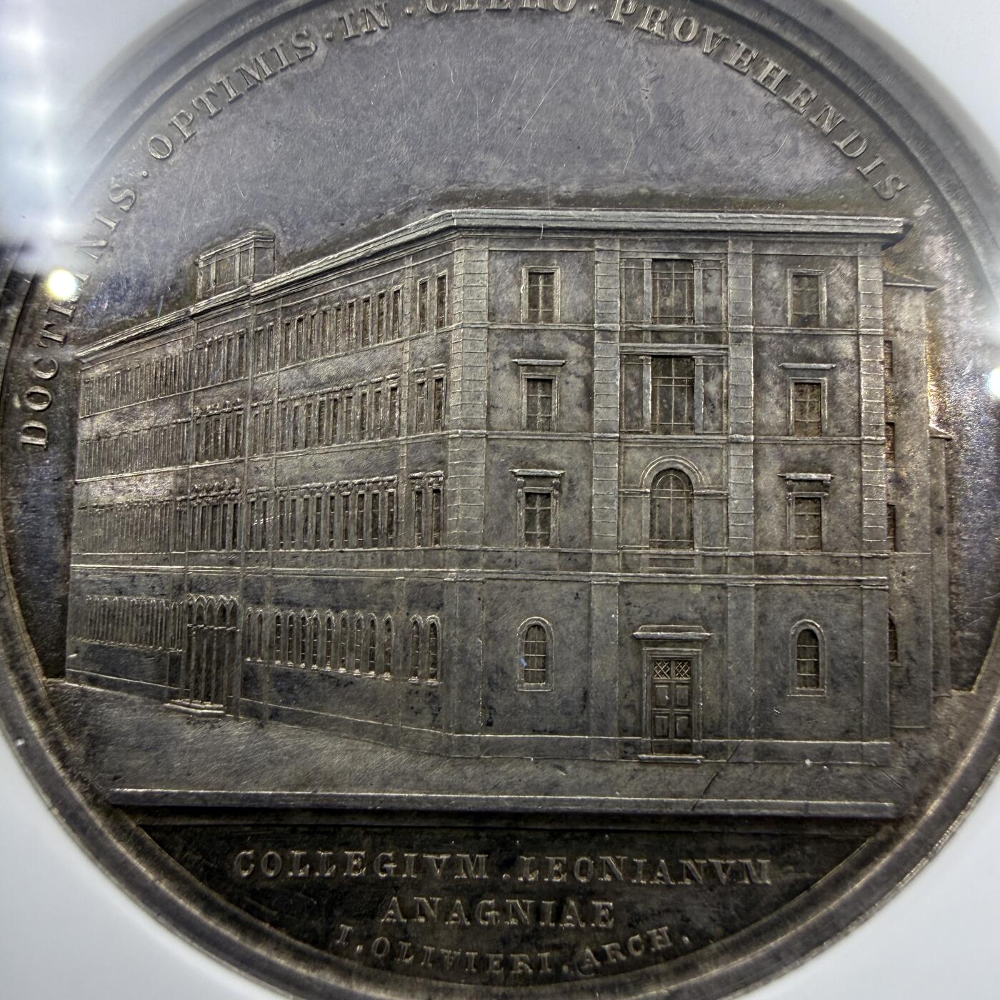 「木头集藏」“春启藏心”——章牌精品专场 E. BIANCHI～1897年梵蒂冈教皇利奥十三世“ 阿尼亚诺莱昂学院”纪念银章，MS 62 ，直径：44 mm，刻画细致，品相不错！背面拉丁语：“为了以最优秀的教义促进神职人员的精进”。“阿尼亚诺的莱昂学院”。