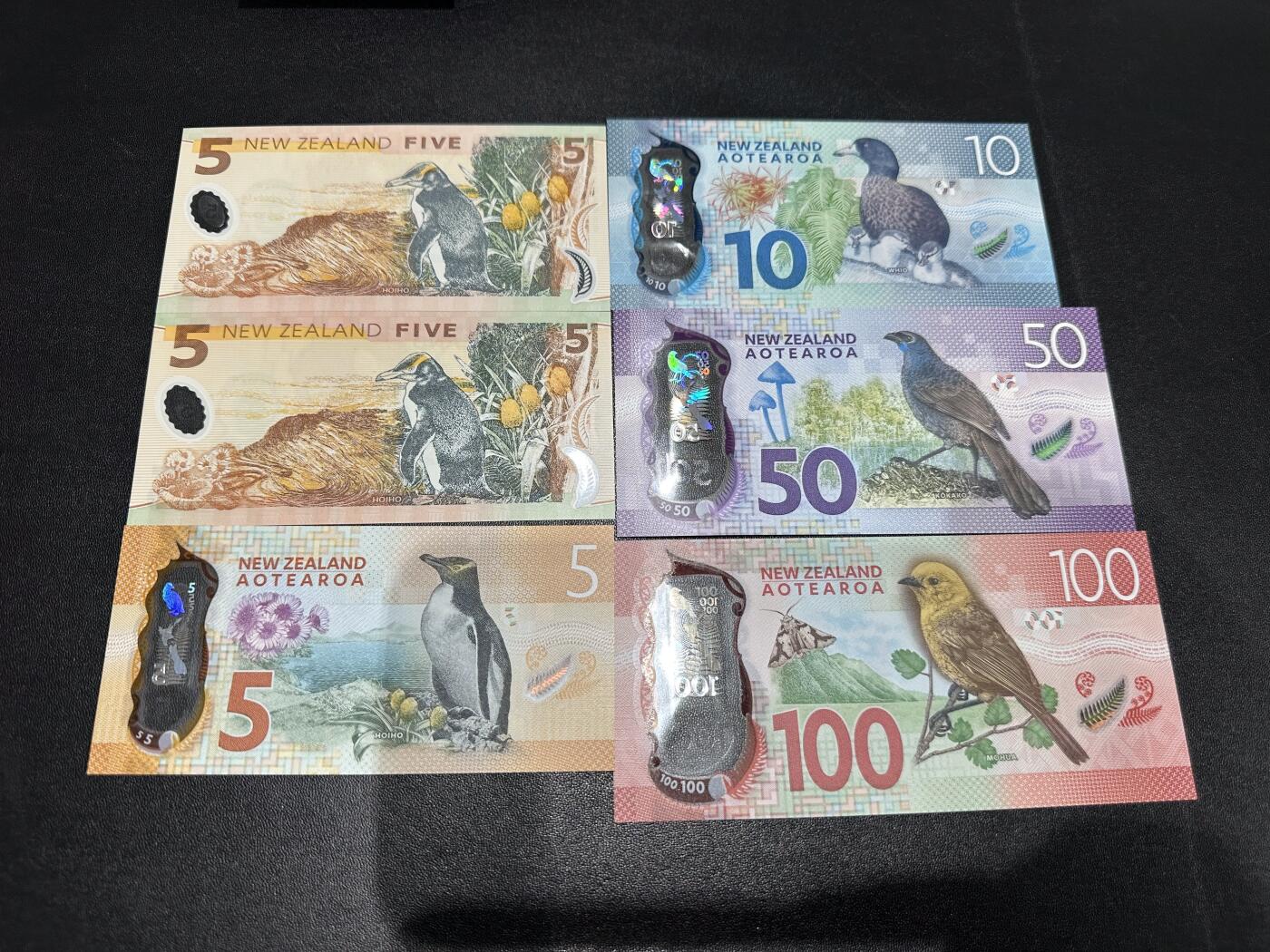 《外钞收藏家》第六百二十一期（精选场）（长期征集拍品、欢迎藏友们联系合作） 新西兰明亮版5-100加元 四张+上一版5元2张 六张一起 全新UNC