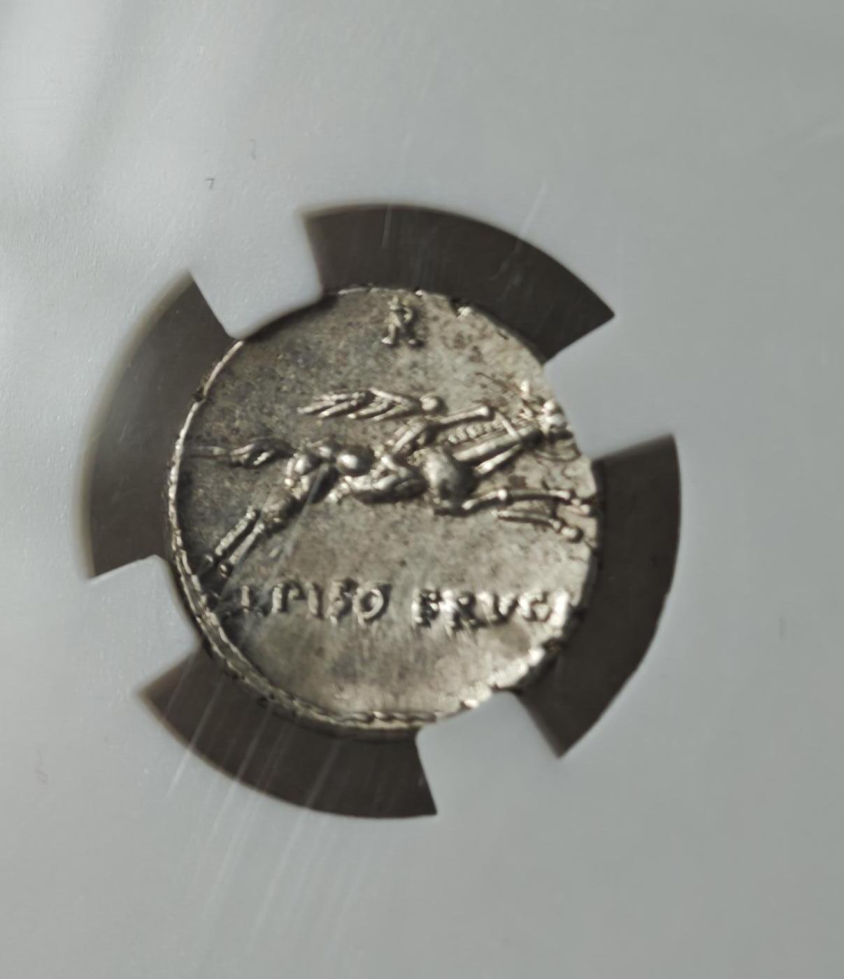 瓶子🏺第234期拍卖会  古罗马共和时期阿波罗1狄纳里银币（公元前67年）   这是一枚古罗马共和时代发行的1狄纳里银币，铸造于公元前67年，由众诚详评（ZDGS）评级为Ch XF（极美品），重3.97克  太阳神阿波罗（Apollo）的桂冠侧面像，长发披肩，面容庄重，是古罗马共和时期钱币的经典神祇形象，象征光明与预言    骑手向右驭马（胜利女神或罗马骑士形象），手持棕榈枝（象征胜利）是古罗马共和时期常见的军事胜利主题