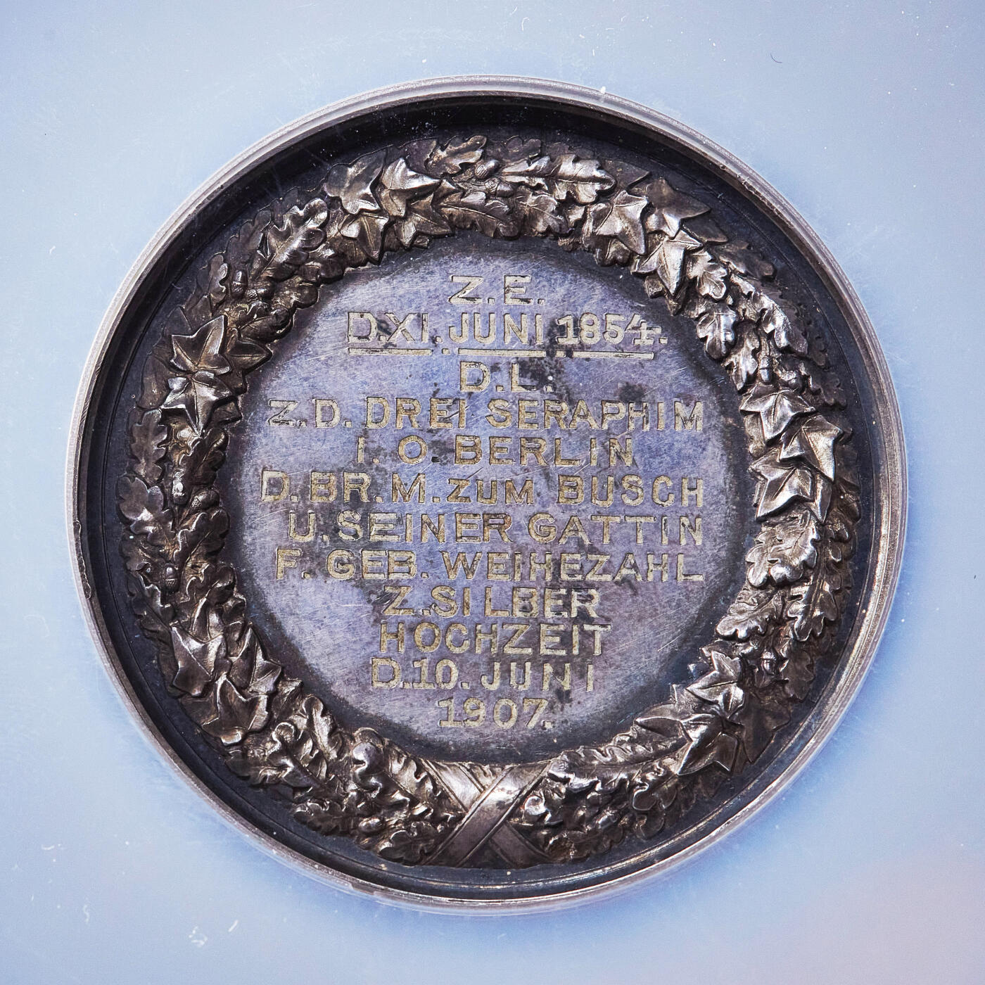 【俄甄集藏】2026年(050)04-01星期三 晚 19:30 全场包邮 德国普鲁士1907年威廉一世与奥古斯塔王后头像柏林炽天使共济会分会银婚大银章，NGC MS62，高浮雕，酱彩老包浆，赠与布希及其妻子魏厄察尔，名家Loos作品，经典品种，直径：51mm