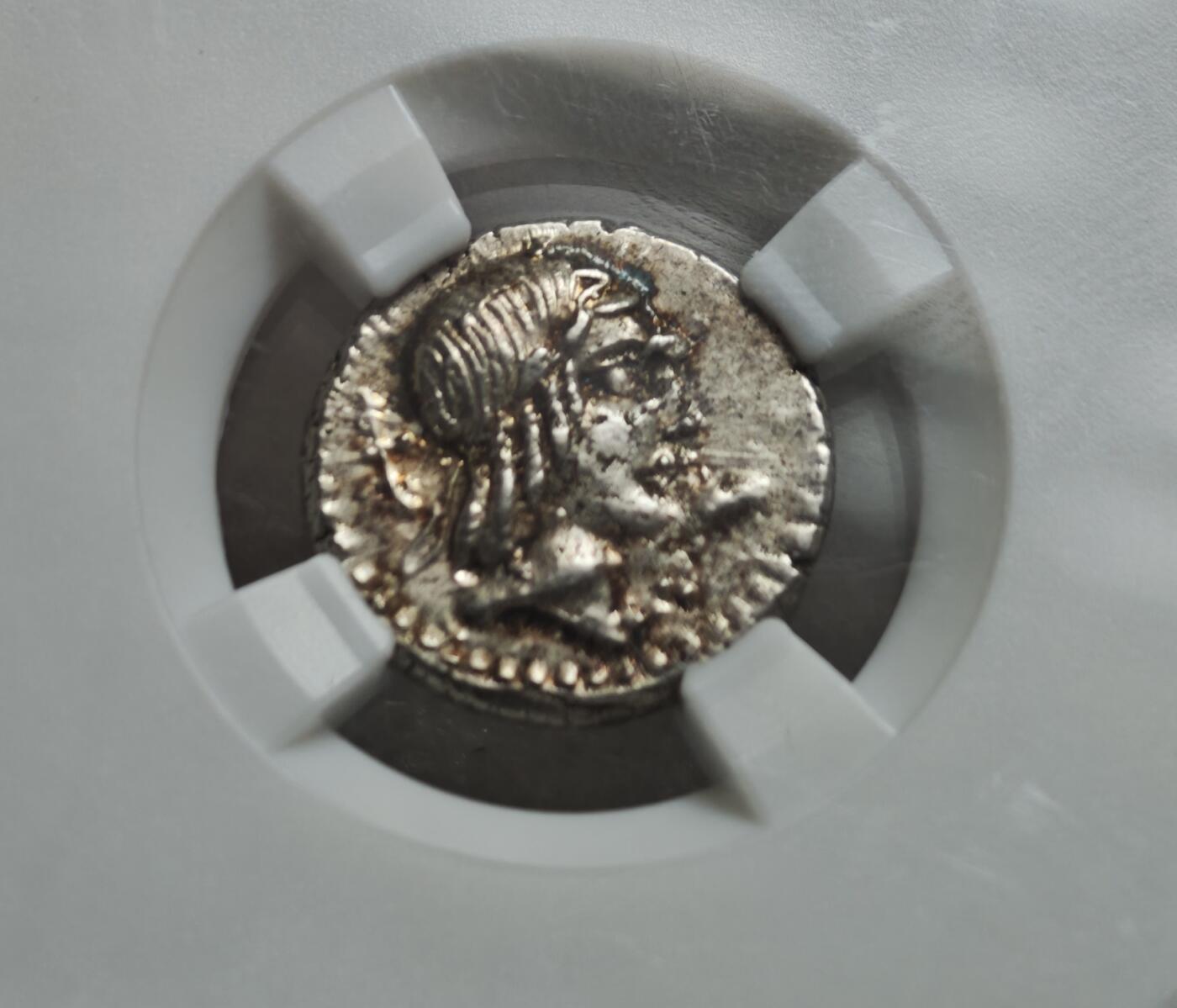 瓶子🏺第234期拍卖会  古罗马共和时期阿波罗1狄纳里银币（公元前67年）   这是一枚古罗马共和时代发行的1狄纳里银币，铸造于公元前67年，由众诚详评（ZDGS）评级为Ch XF（极美品），重3.97克  太阳神阿波罗（Apollo）的桂冠侧面像，长发披肩，面容庄重，是古罗马共和时期钱币的经典神祇形象，象征光明与预言    骑手向右驭马（胜利女神或罗马骑士形象），手持棕榈枝（象征胜利）是古罗马共和时期常见的军事胜利主题