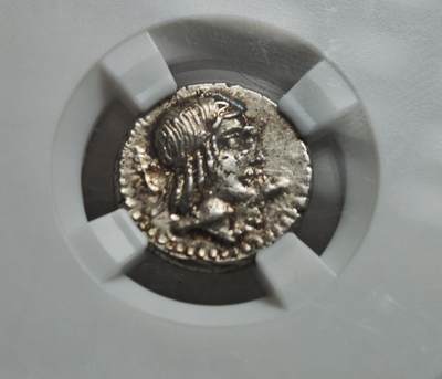 瓶子🏺第234期拍卖会 -  古罗马共和时期阿波罗1狄纳里银币（公元前67年）   这是一枚古罗马共和时代发行的1狄纳里银币，铸造于公元前67年，由众诚详评（ZDGS）评级为Ch XF（极美品），重3.97克  太阳神阿波罗（Apollo）的桂冠侧面像，长发披肩，面容庄重，是古罗马共和时期钱币的经典神祇形象，象征光明与预言    骑手向右驭马（胜利女神或罗马骑士形象），手持棕榈枝（象征胜利）是古罗马共和时期常见的军事胜利主题