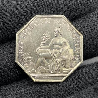 「木头集藏」“春启藏心”——章牌精品专场 - 1847年法国马赛商会中央金库八角银章，直径：30 mm，12.2 g，边铭：手指 ARGENT （1845-1860），少见八角。正面刻画商业之神赫尔墨斯的坐姿像，他手持双蛇杖（商业与贸易的象征），身旁有船锚、商船、盾牌（马赛市徽十字盾）与货箱，呼应马赛作为地中海商业港口的身份