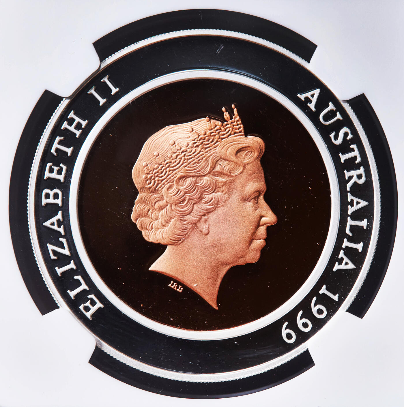 【俄甄集藏】2026年(050)04-01星期三 晚 19:30 全场包邮 澳大利亚1999年迎接千禧年精制10元银铜双色镶嵌精制纪念币，NGC PF70UC，重33.16克，外圈为999纯银，内芯为铜质，发行量20000枚，设计精美