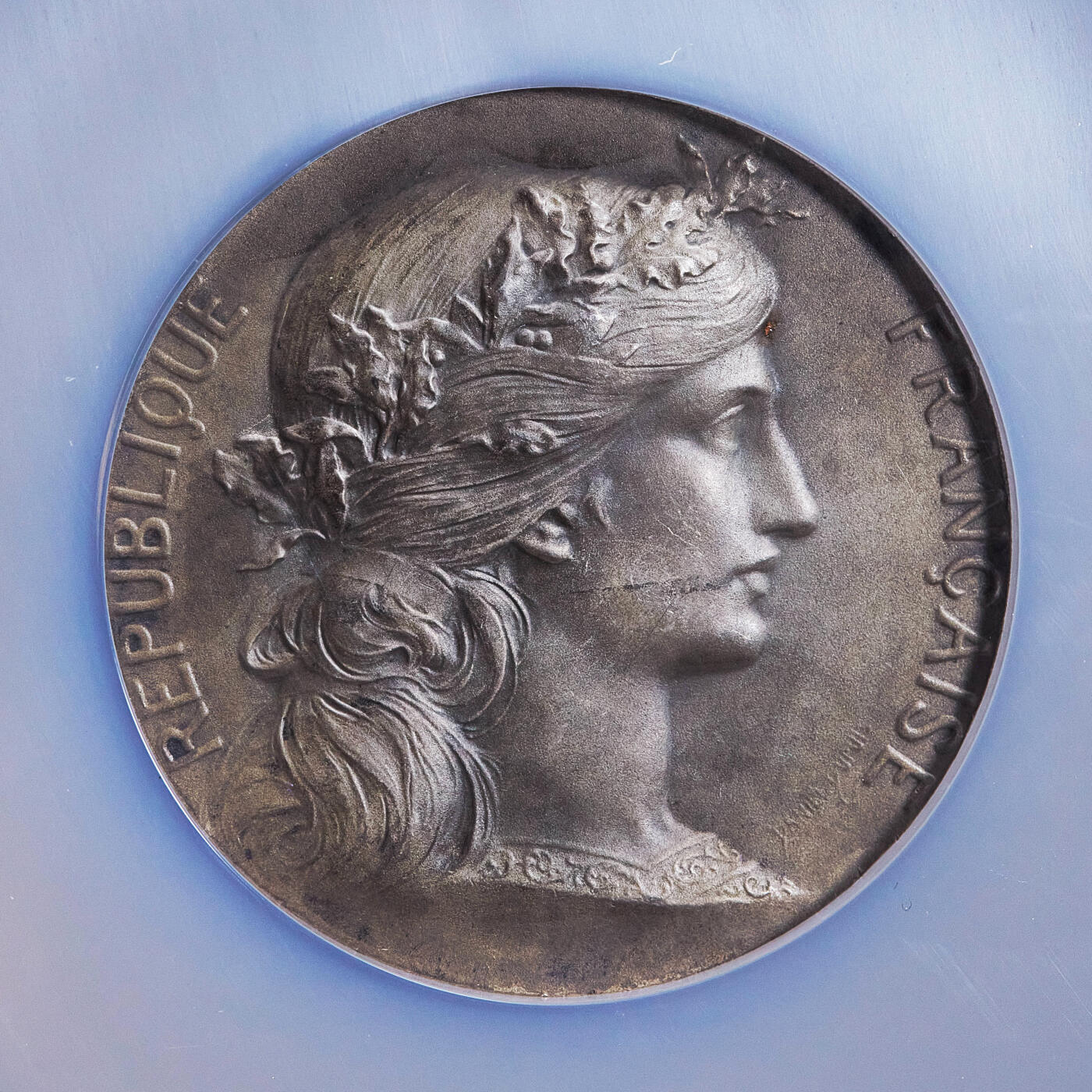 【俄甄集藏】2026年(050)04-01星期三 晚 19:30 全场包邮 法国19世纪玛丽安娜头像鲁昂商会纪念贸易成就大银章，NGC MS64，黄油酱彩老包浆，高浮雕，细节状态佳，直径50mm，名家欧仁·杜皮斯作品，丰饶角铭