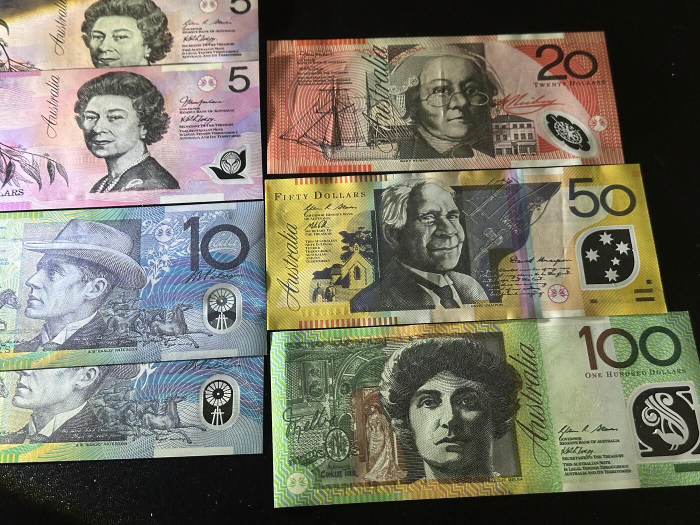 《外钞收藏家》第六百二十一期（精选场）（长期征集拍品、欢迎藏友们联系合作） 澳大利亚前一版5-100澳元（5和10有两张）7张一起 全新UNC 但20和50有轻微压痕