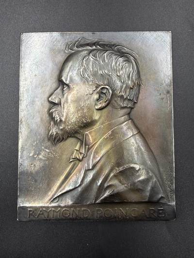 「木头集藏」“春启藏心”——章牌精品专场 - J.C.Chaplain～法国 雷蒙·普恩加莱 总统纪念大尺寸铜章。尺寸：100 × 82.5 mm，305 g。名家少见作品，非压铸，两个单面电铸章拼接而成，法章目录马耶尔旧藏。背面拉丁铭文大意：司法智慧依托于立法，二者各有其光辉，强调法律体系中立法与司法的相辅相成，呼应普恩加莱作为法学家与政治家的身份。