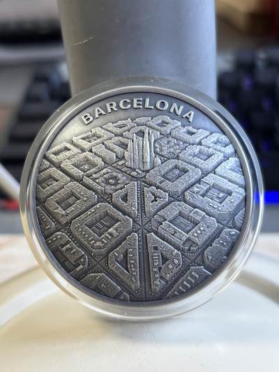 第195期拍卖 - 喀麦隆2021年无人机之下-巴萨罗那迷宫2盎司正反高深凹凸曲弧面穹顶形(半球面形),高浮雕仿古银币.  999银，62.2克，发行700枚