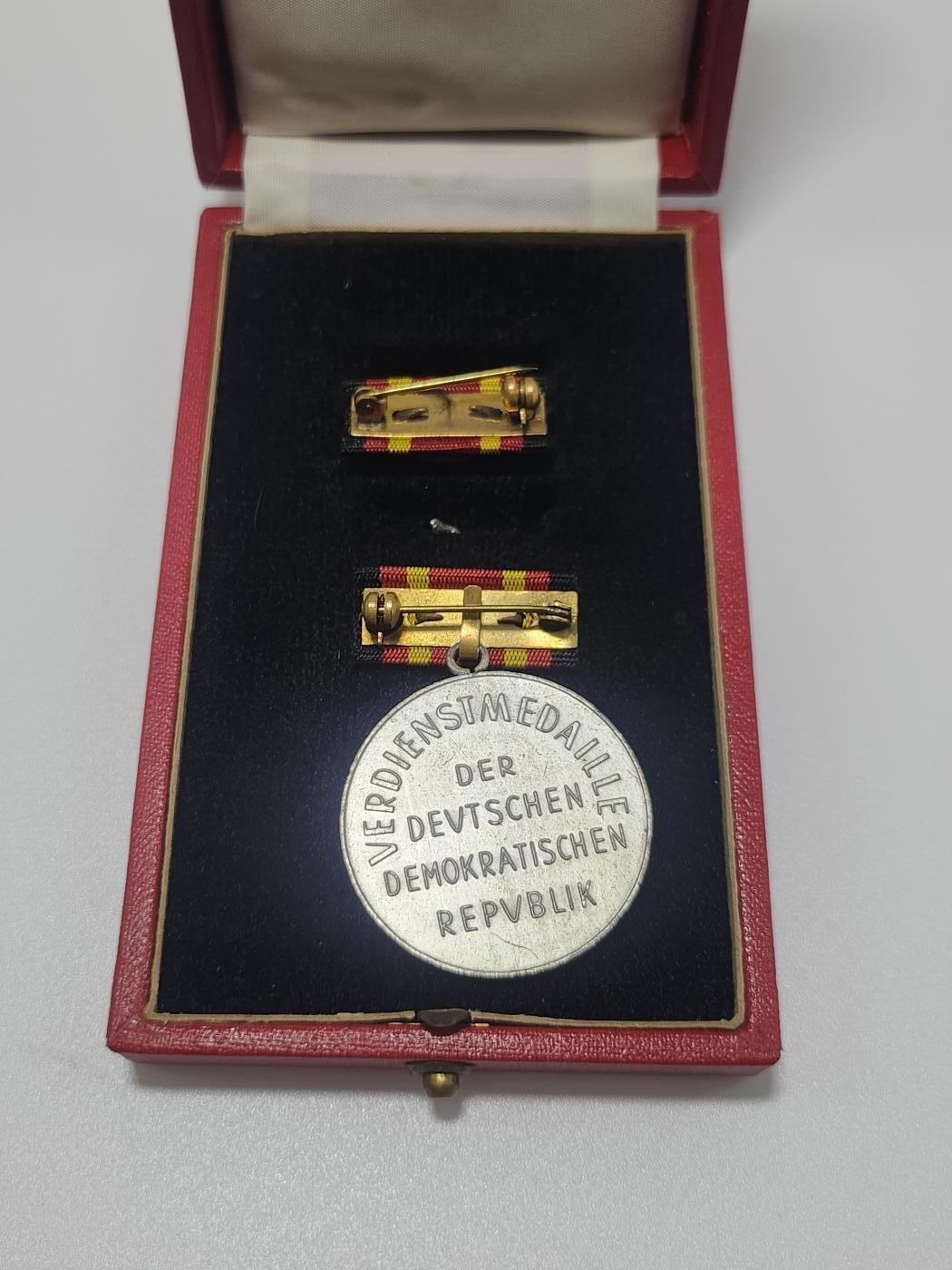 南水社第4次拍卖  民主德国 DDR功勋服务奖章（东德最高级别奖章）1959年6月4日设立 民主德国国家荣誉，完好章略 盒子有贴纸