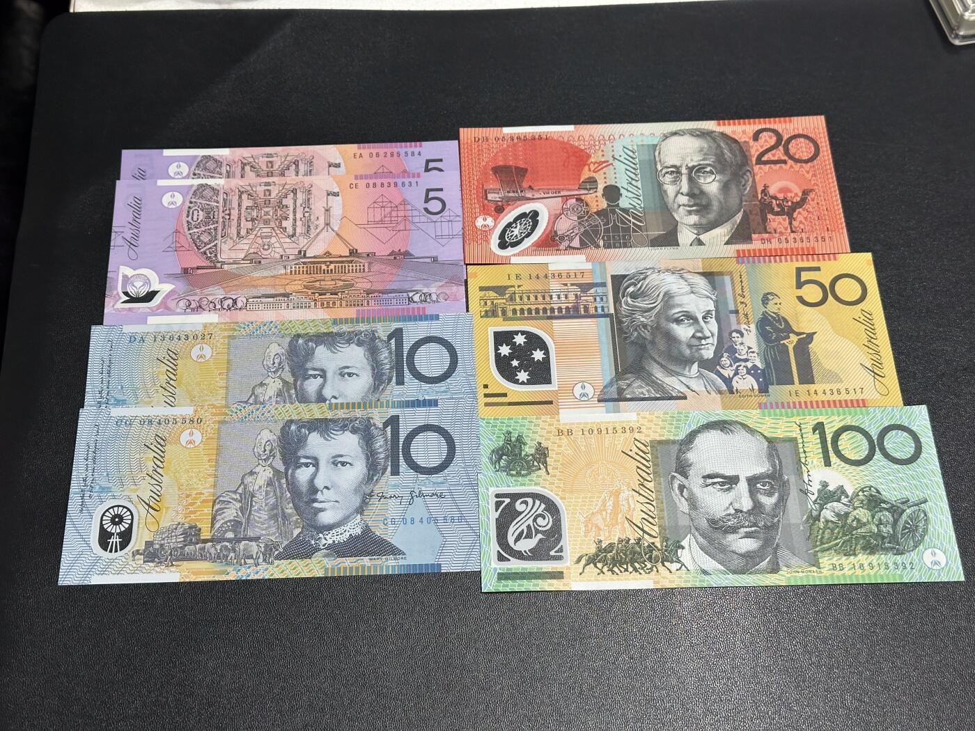 《外钞收藏家》第六百二十一期（精选场）（长期征集拍品、欢迎藏友们联系合作） 澳大利亚前一版5-100澳元（5和10有两张）7张一起 全新UNC 但20和50有轻微压痕