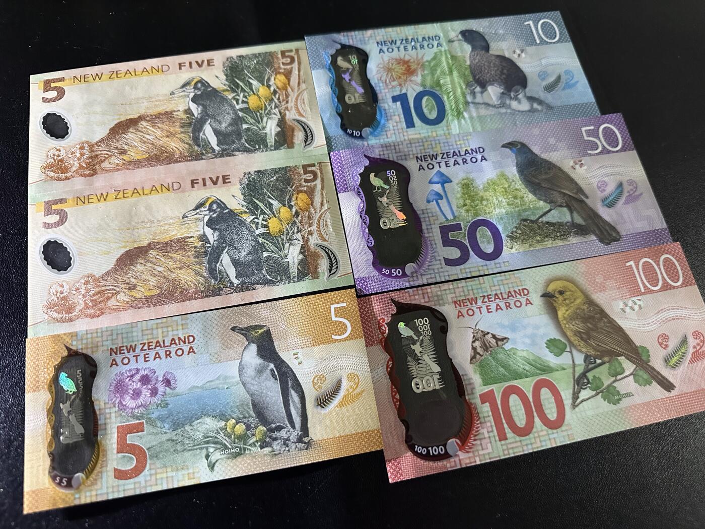 《外钞收藏家》第六百二十一期（精选场）（长期征集拍品、欢迎藏友们联系合作） 新西兰明亮版5-100加元 四张+上一版5元2张 六张一起 全新UNC