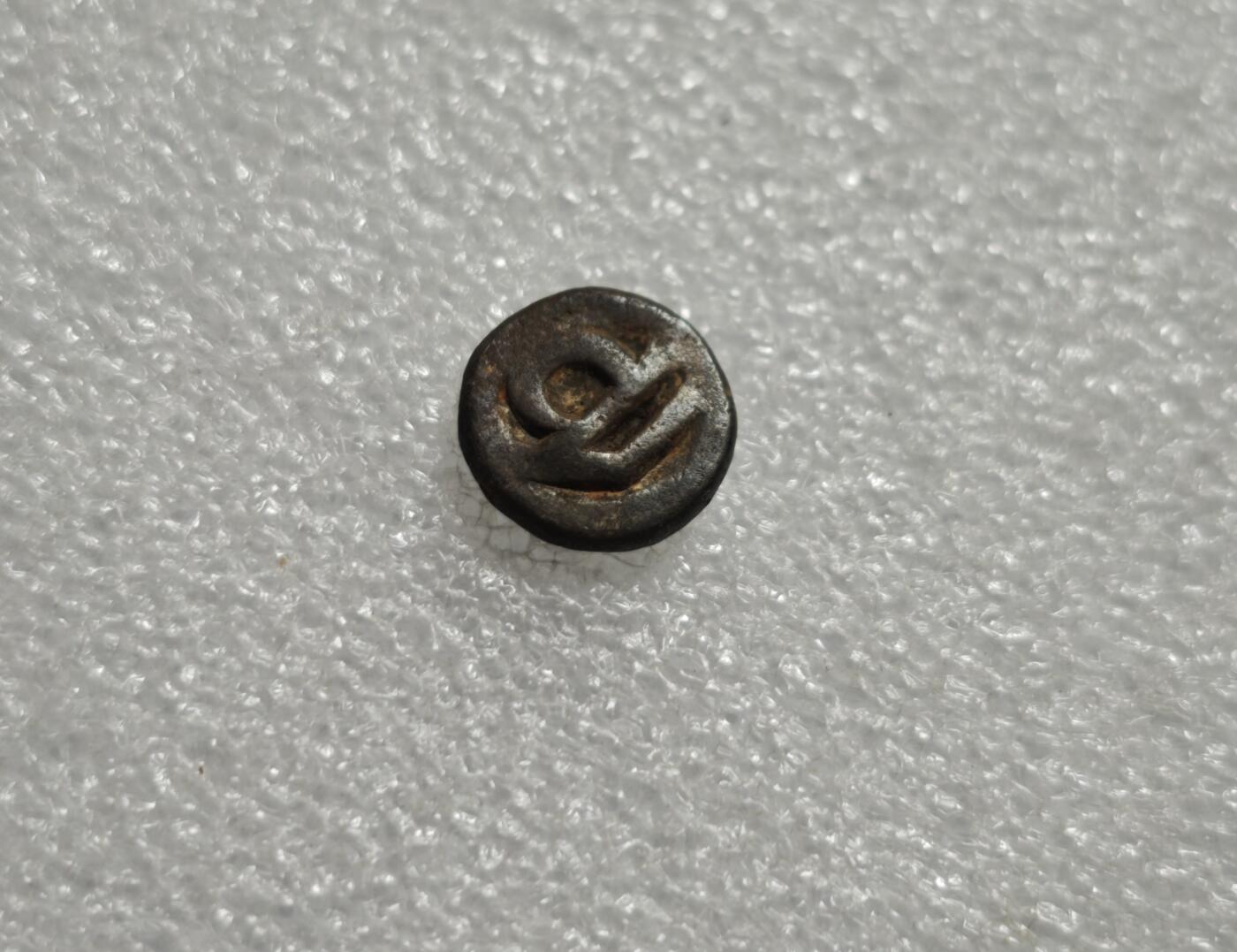 瓶子🏺第234期拍卖会  三佛齐（室利佛逝）檀香花打制银币 东南亚海上丝路核心王朝，无传统方孔钱，以打制金银/银锭/小银币为贸易媒介；檀香是核心出口商品，故以四瓣檀香花为官方戳记/币面主图