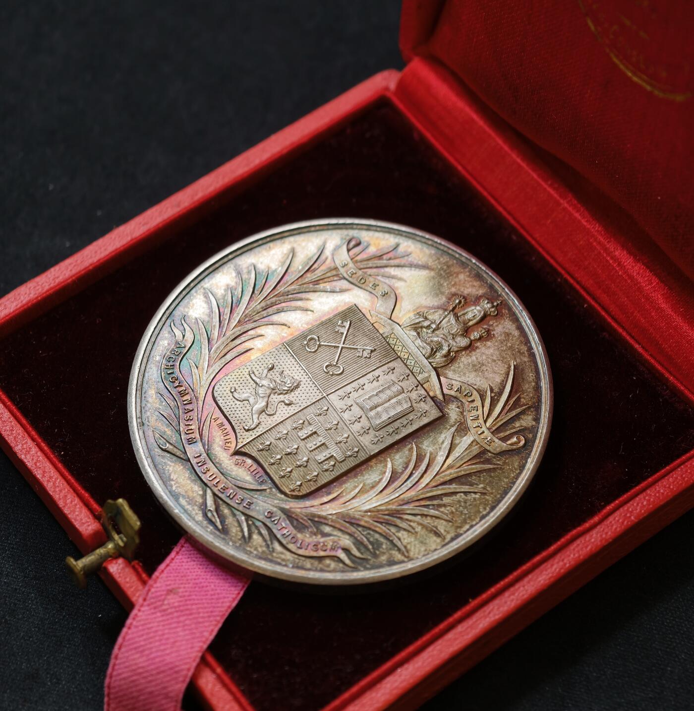 “方寸甄品”甄品场，甄臻铺-世界币章拍卖（第57期，直播拍卖），送拍享返佣金等优惠多多 法国1903-1910年阿尔伯特·德奎德特（Albert Dequidt）银质纪念章，重66克，直径50.3毫米，带漂亮红色皮盒不确定是不是原配。