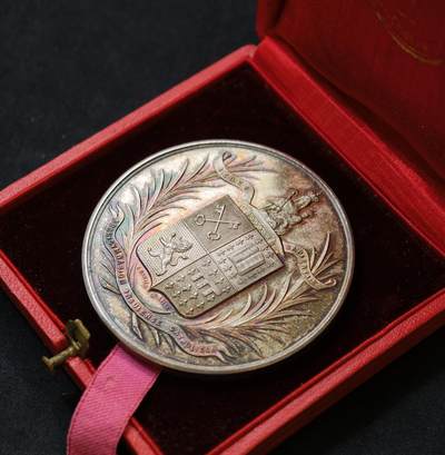 “方寸甄品”甄品场，甄臻铺-世界币章拍卖（第57期，直播拍卖），送拍享返佣金等优惠多多 - 法国1903-1910年阿尔伯特·德奎德特（Albert Dequidt）银质纪念章，重66克，直径50.3毫米，带漂亮红色皮盒不确定是不是原配。