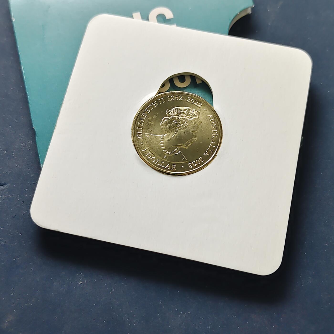 【全场包邮】纯粹捡漏拍515场 澳大利亚2023年1元超大地标系列堪培拉大俯冲喜鹊官方卡装纪念币