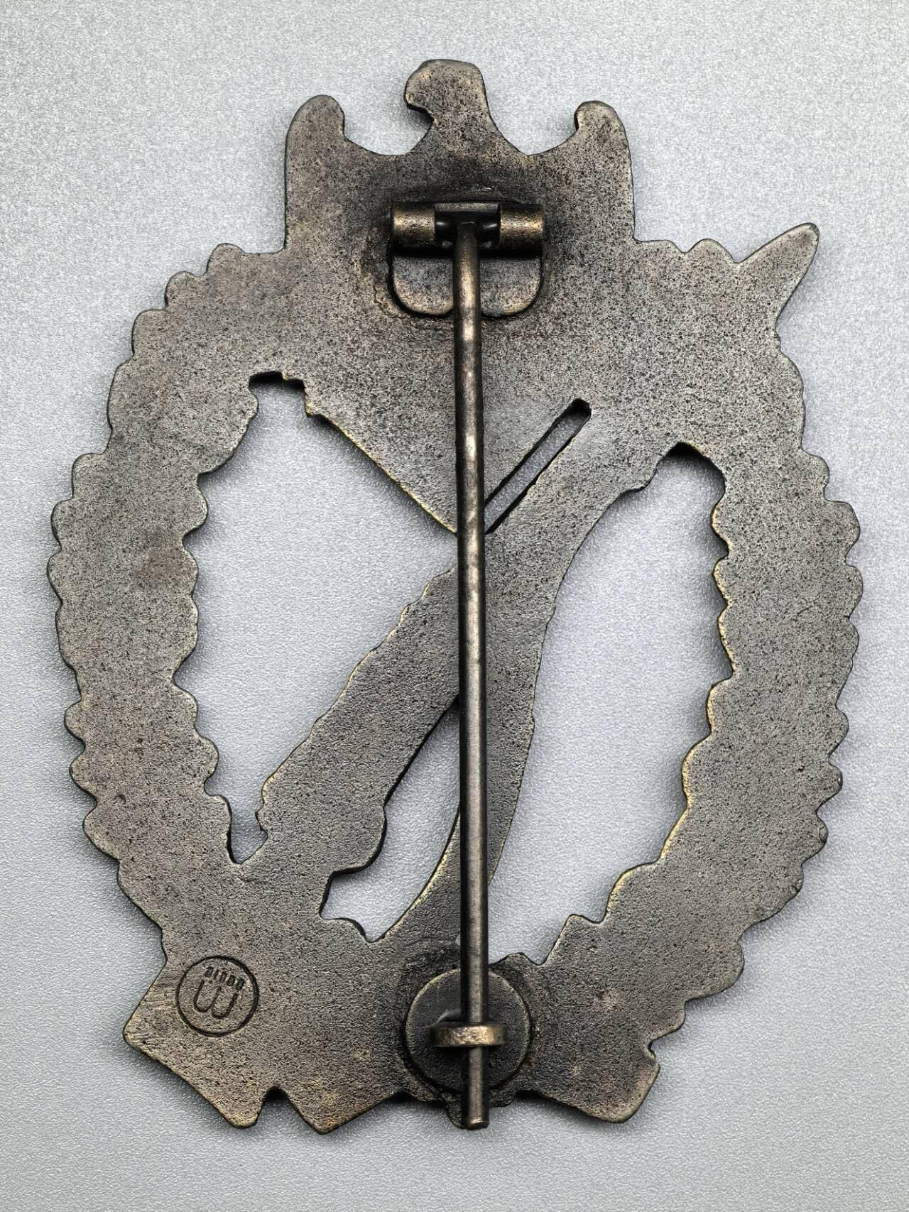 小驴勋章奖章收藏3月28日周六晚六点拍卖（珍爱和平，收藏战争，铭记历史，勿忘国耻，忠党爱国。有偿代拍，送拍规则在简介最后，参拍须阅读规则后再参拍，关系到运费包装发货时效真假辨别等关键信息，拍卖时不再发原图，看大图店主微信码在拍卖店铺介绍里） 得WWII铜级步兵突击奖章，背打ÜÜ厂标（ E. Ferdinand Wiedmann, Frankfurt厂第1.09.2版），锌质铸造，残存一些镀层