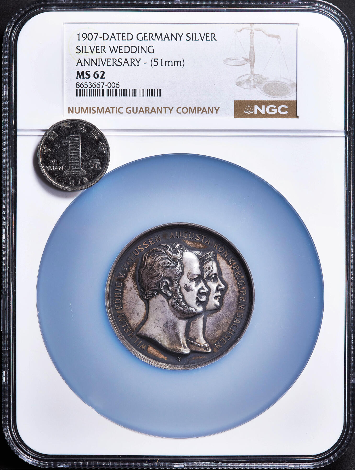 【俄甄集藏】2026年(050)04-01星期三 晚 19:30 全场包邮 德国普鲁士1907年威廉一世与奥古斯塔王后头像柏林炽天使共济会分会银婚大银章，NGC MS62，高浮雕，酱彩老包浆，赠与布希及其妻子魏厄察尔，名家Loos作品，经典品种，直径：51mm