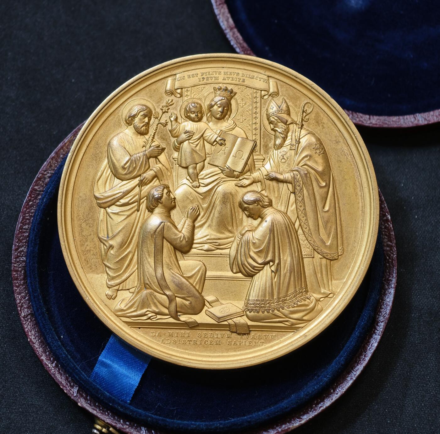 “方寸甄品”甄品场，甄臻铺-世界币章拍卖（第57期，直播拍卖），送拍享返佣金等优惠多多 1897年梵蒂冈教皇国利奥十三世封圣纪念镀金铜章，直径66.3毫米，重133克，正面刻有教皇利奥十三世头像，背面是圣巴尔纳巴教堂场景，环绕拉丁文铭文。由C.F.Voigt罗马制作，镀金工艺精美肥厚，几乎保持出厂状态