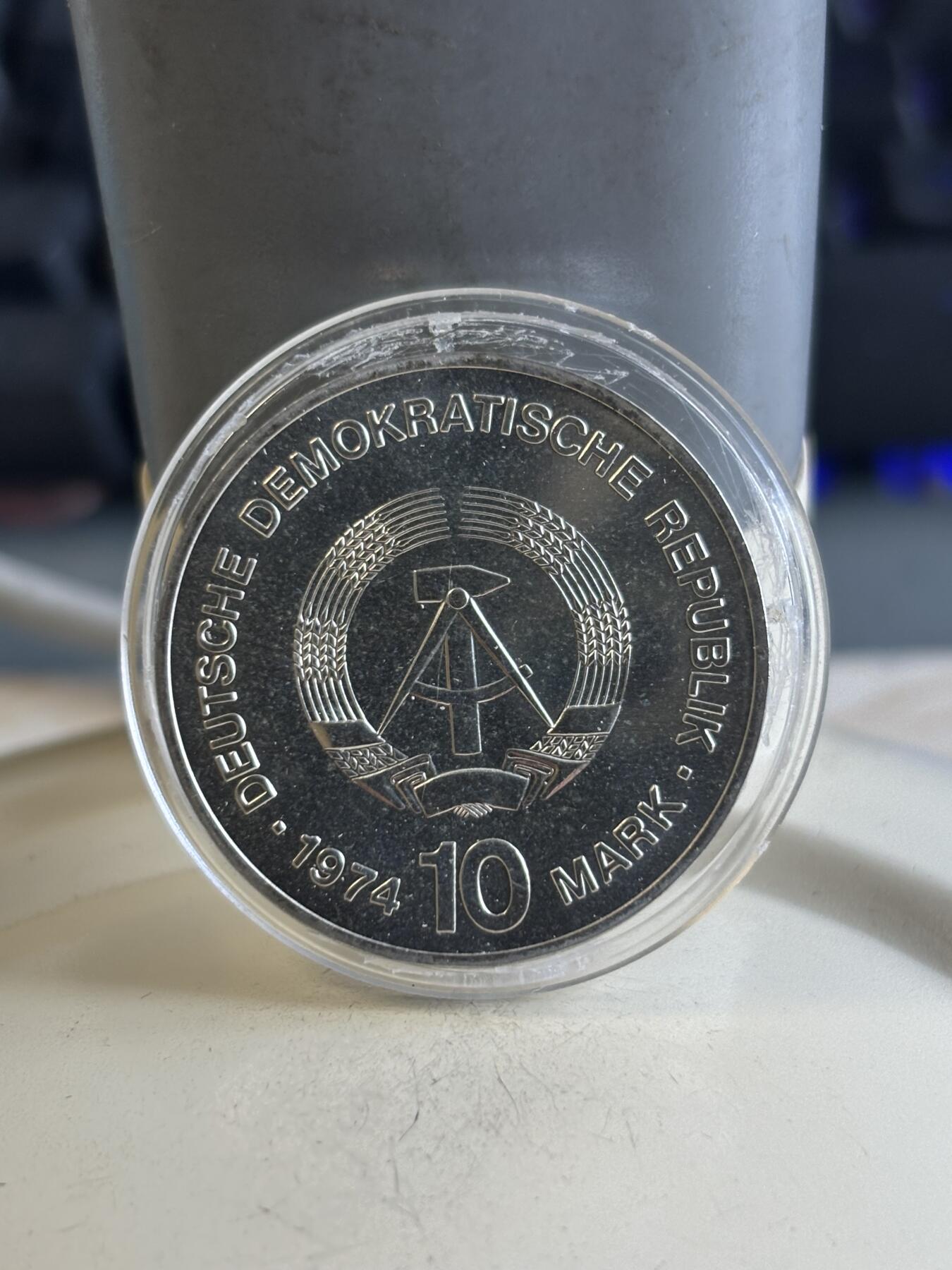 第195期拍卖 东德1974年建国25周年10马克纪念银币，17克，塑料盒有破