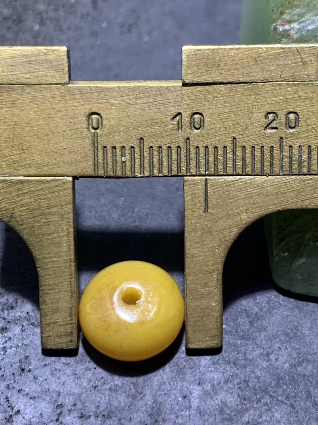 精美蒙料鸡油黄冻料战国红玛瑙随形算盘珠一个