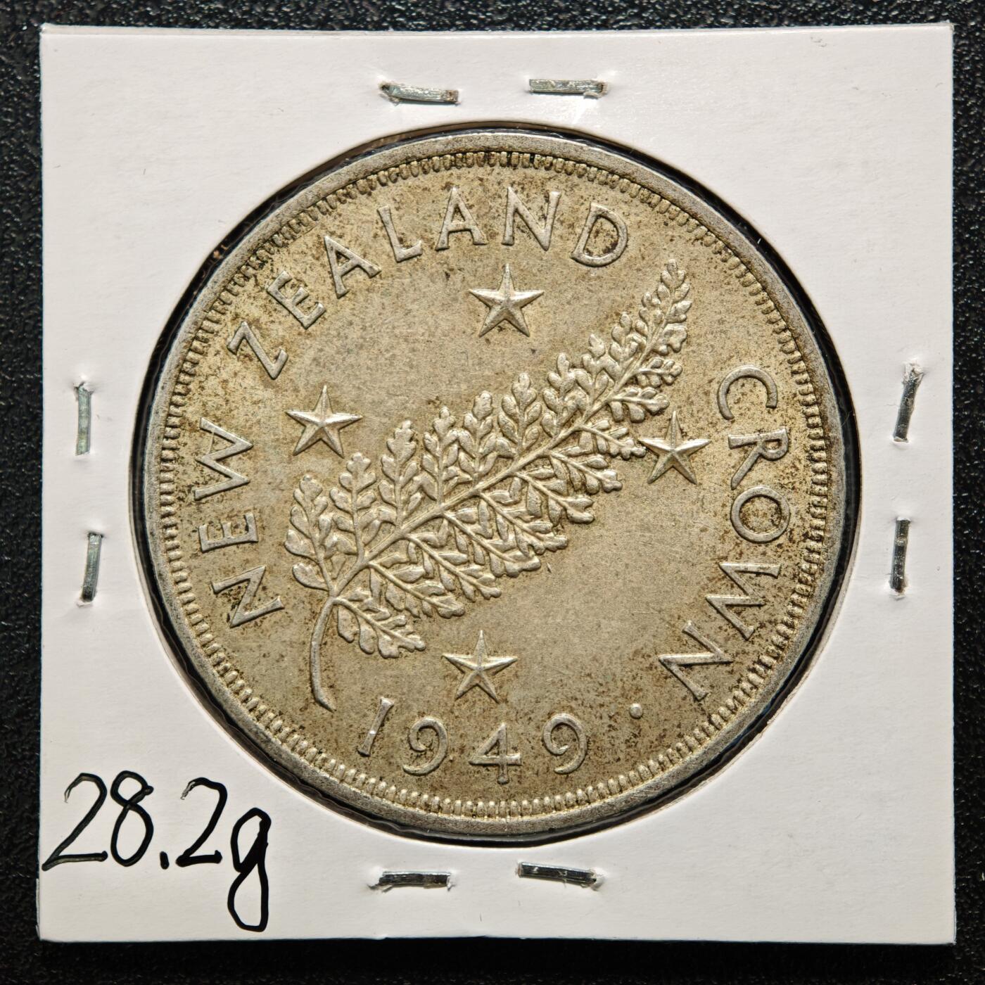 【德藏】世界币章拍卖第169期（拍品征集中~欢迎藏友联系） 老藏家集藏系列之- 1949年 新西兰1克朗银币 直径约：38.8mm；重约：28.2g 入册20余年·附有当年购入价